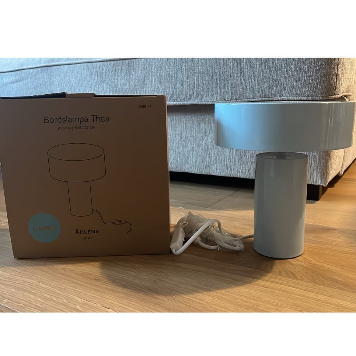 Ljusblå bordslampa Thea från Åhléns