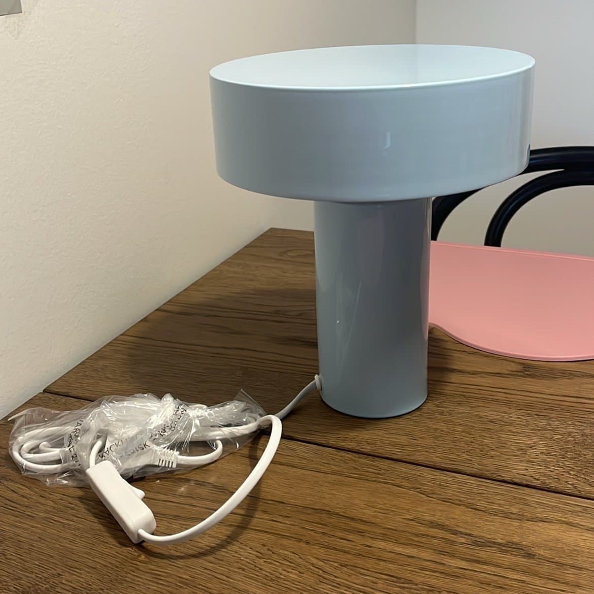 Ljusblå bordslampa Thea från Åhléns