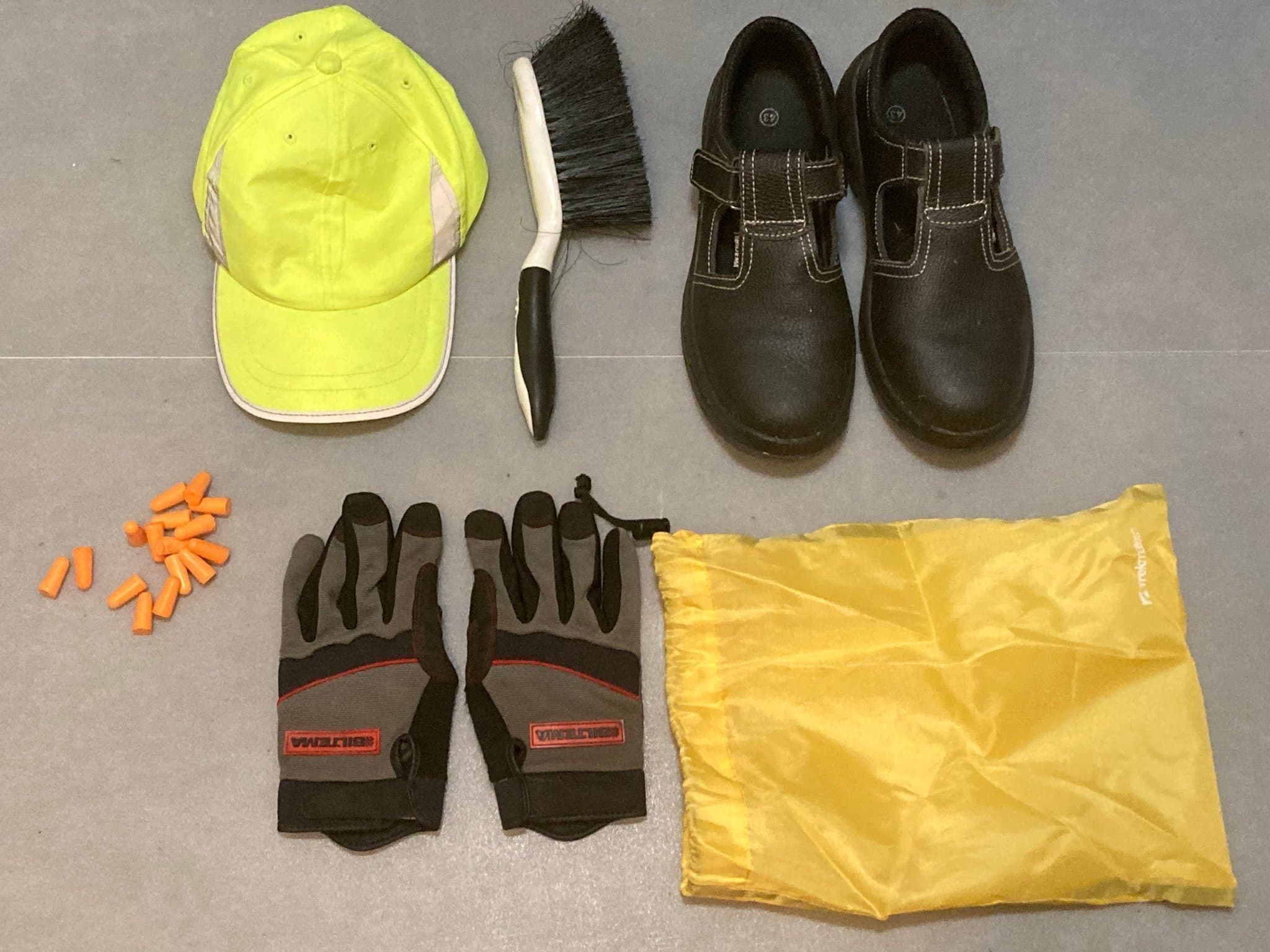Arbetskläder m.m. - Arbetsskor, keps, handskar, borste, påse, öronproppar