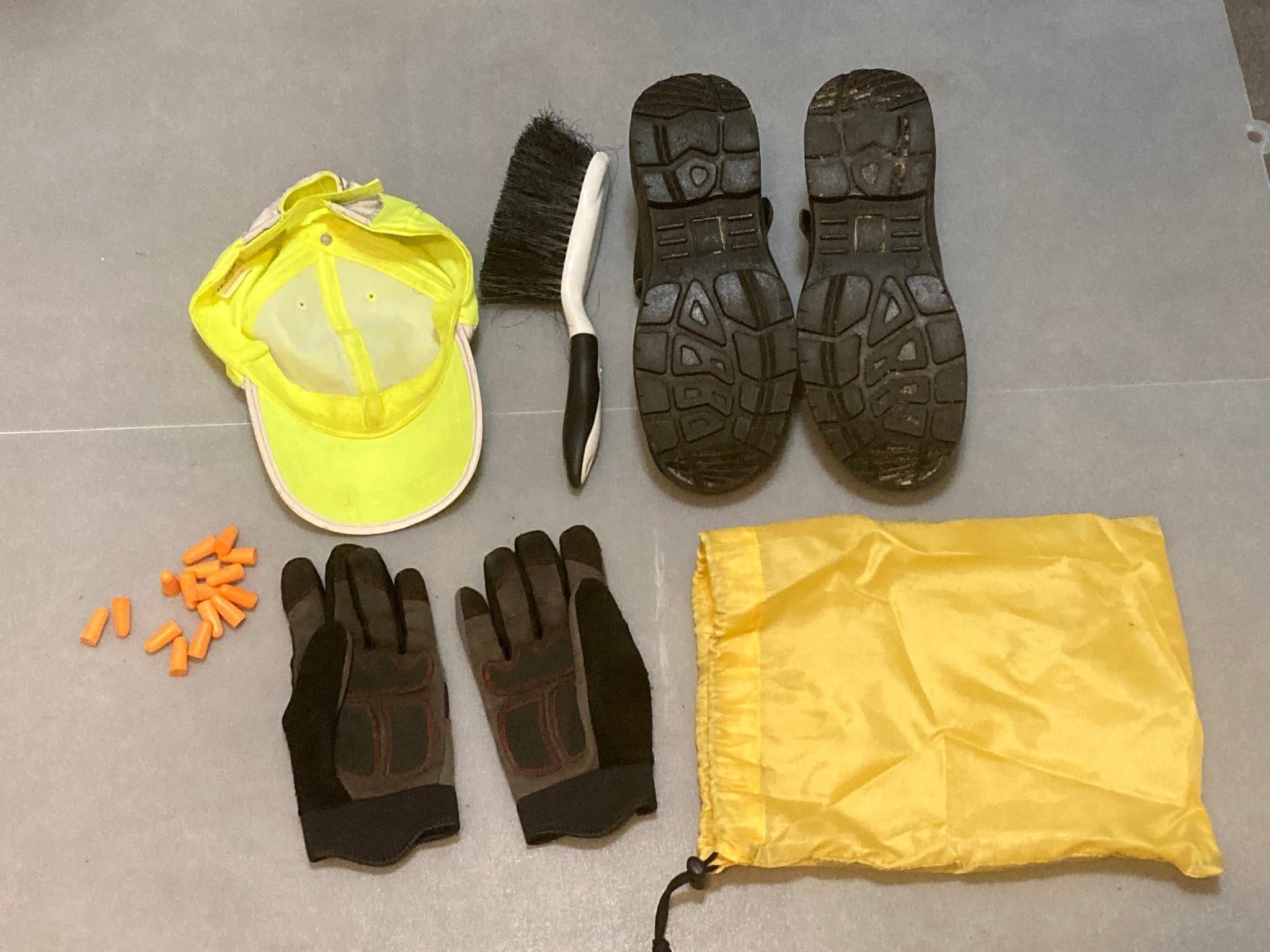 Arbetskläder m.m. - Arbetsskor, keps, handskar, borste, påse, öronproppar