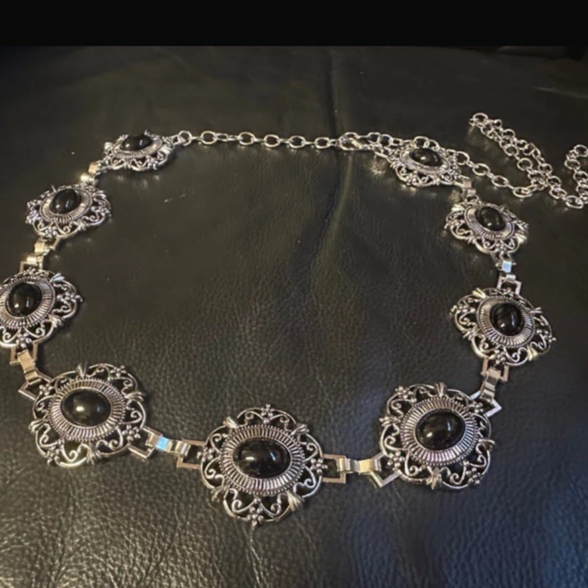 Dramatiskt silverfärgat kedjebälte med svarta stenar – goth/retro stil