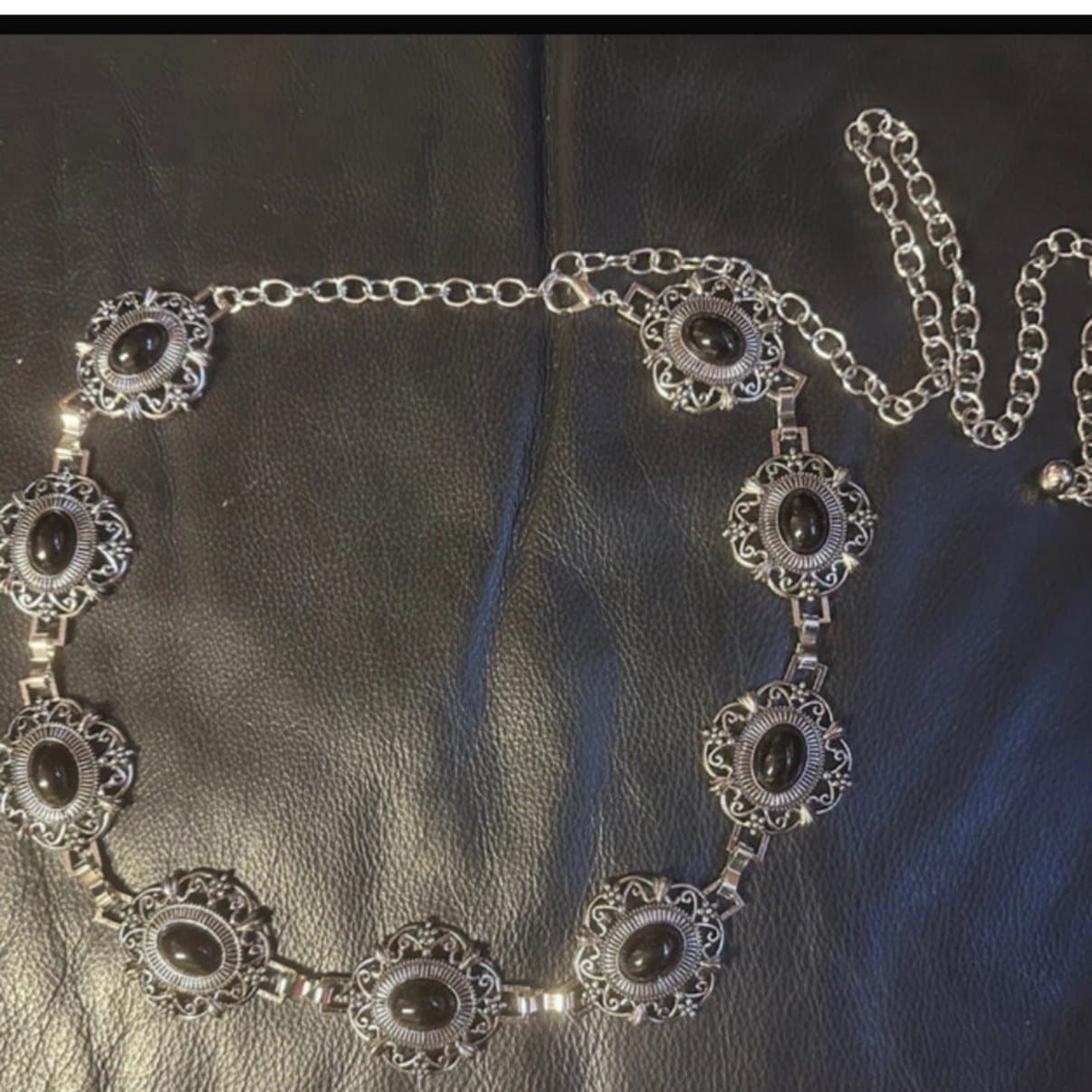 Dramatiskt silverfärgat kedjebälte med svarta stenar – goth/retro stil