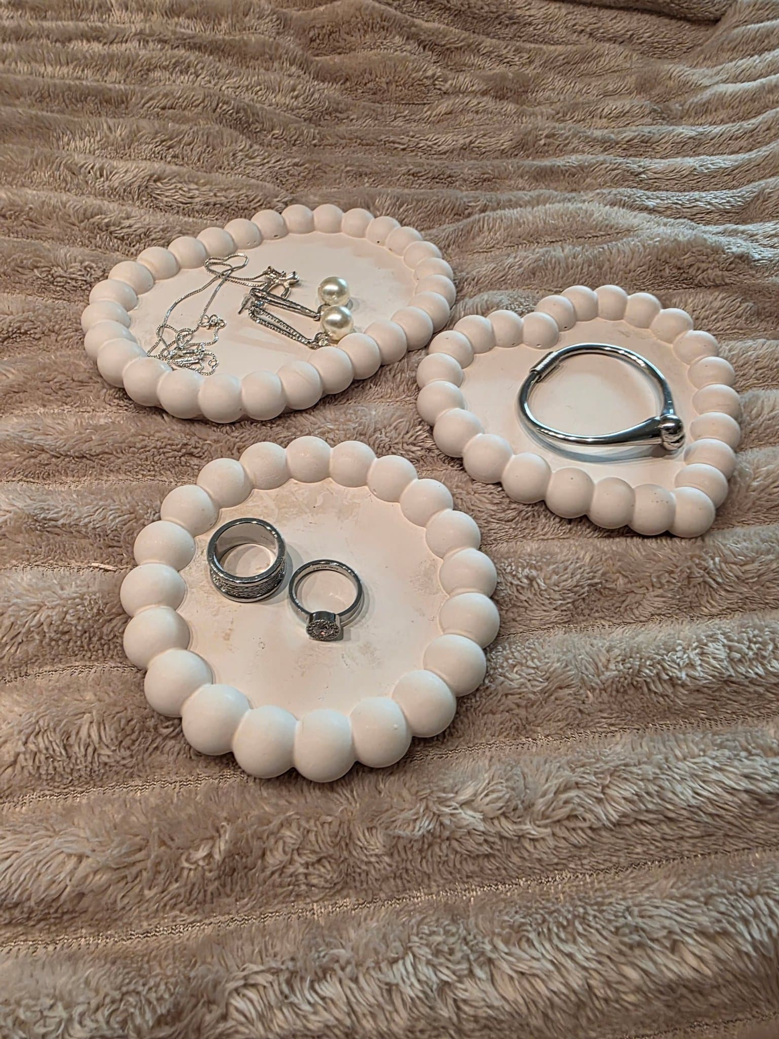 Handgjorda smyckesbrickor i keramiskt gips – set 3 st