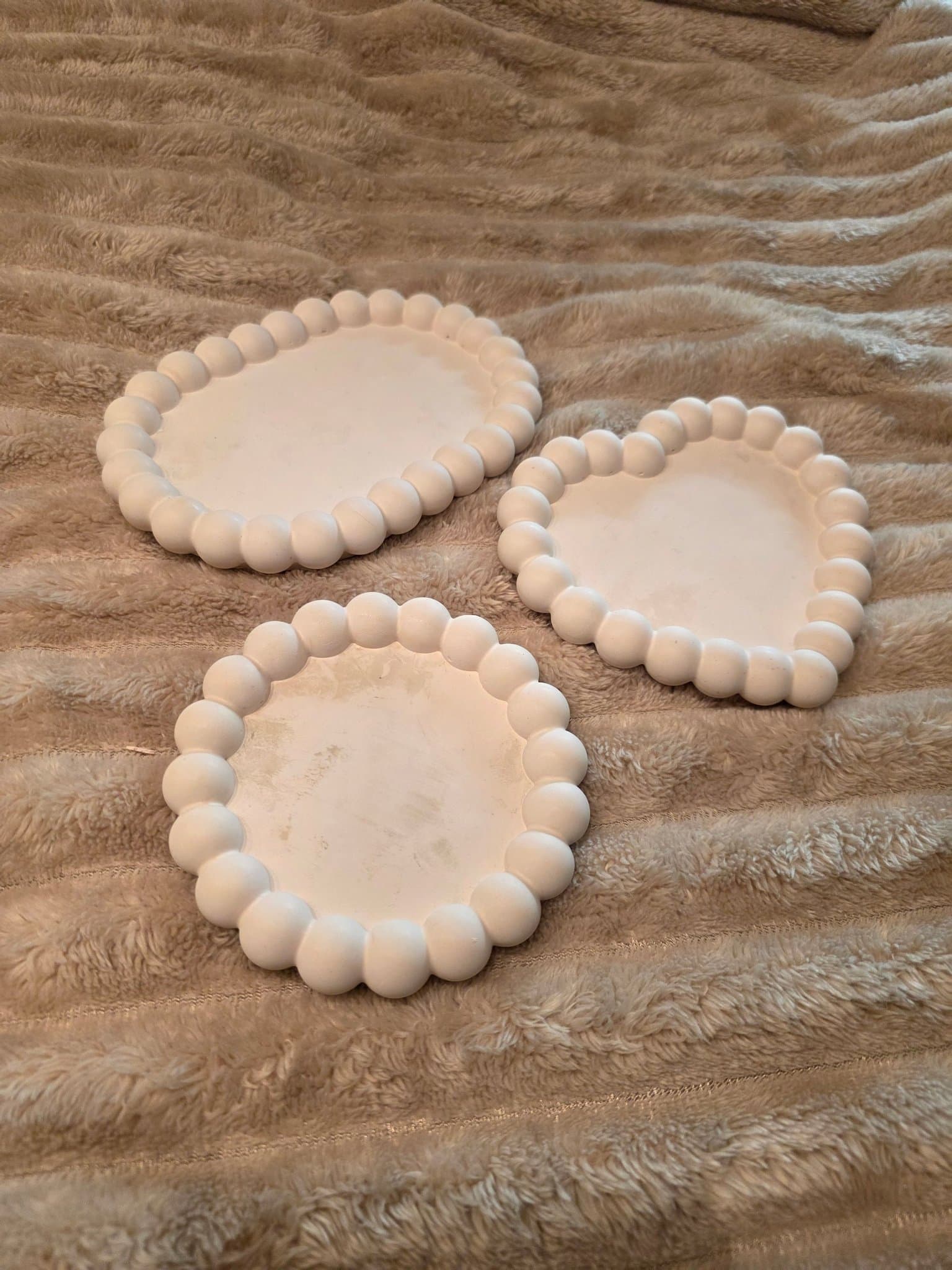 Handgjorda smyckesbrickor i keramiskt gips – set 3 st