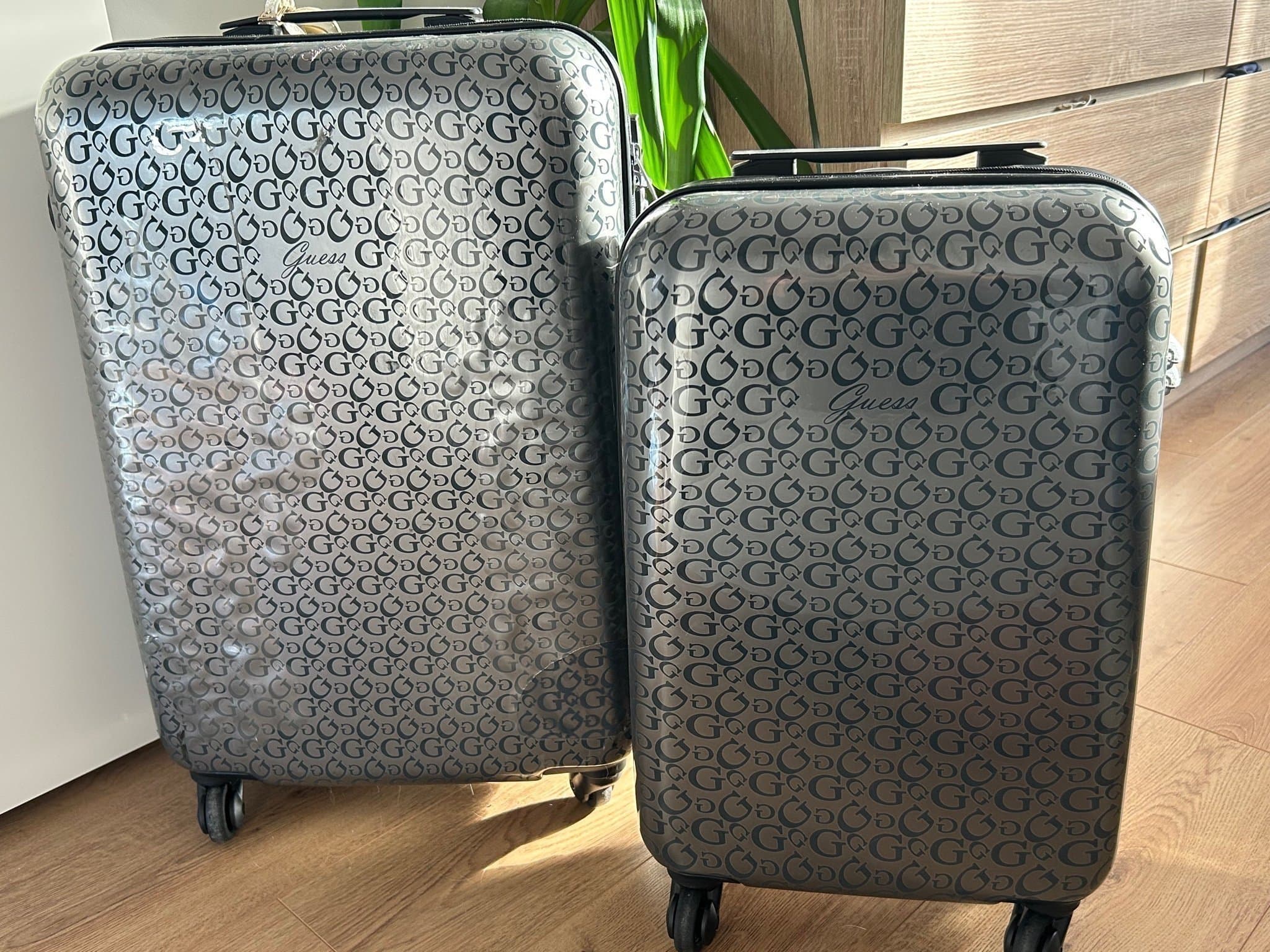 Jättefina resväskor från Guess