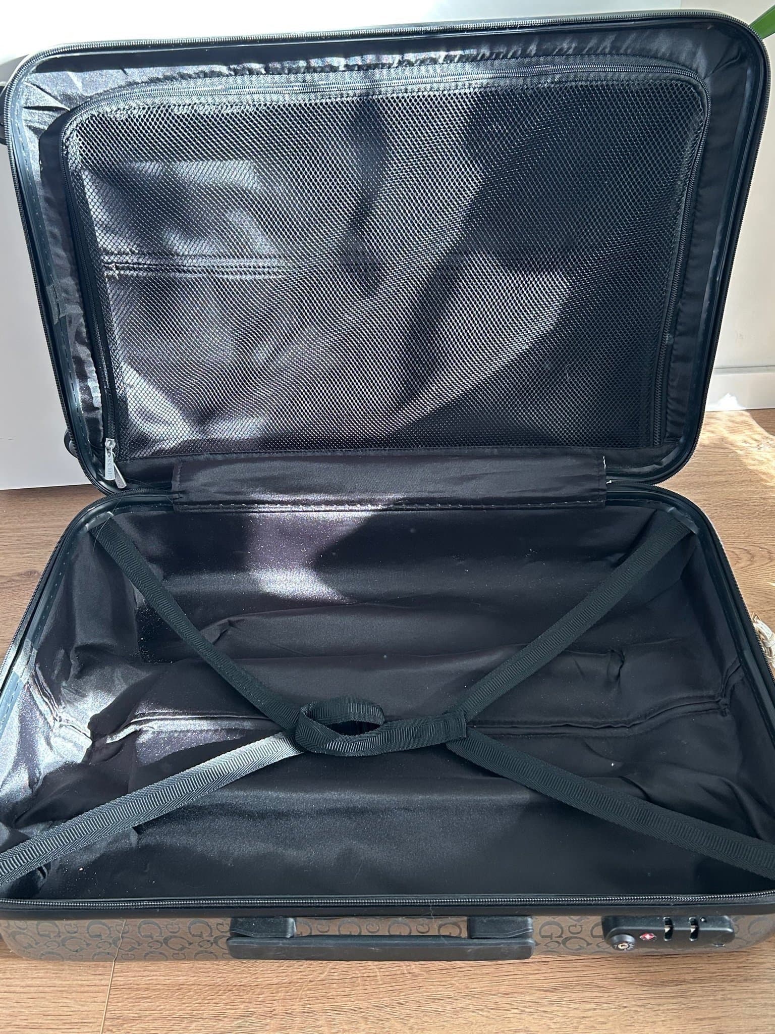 Jättefina resväskor från Guess