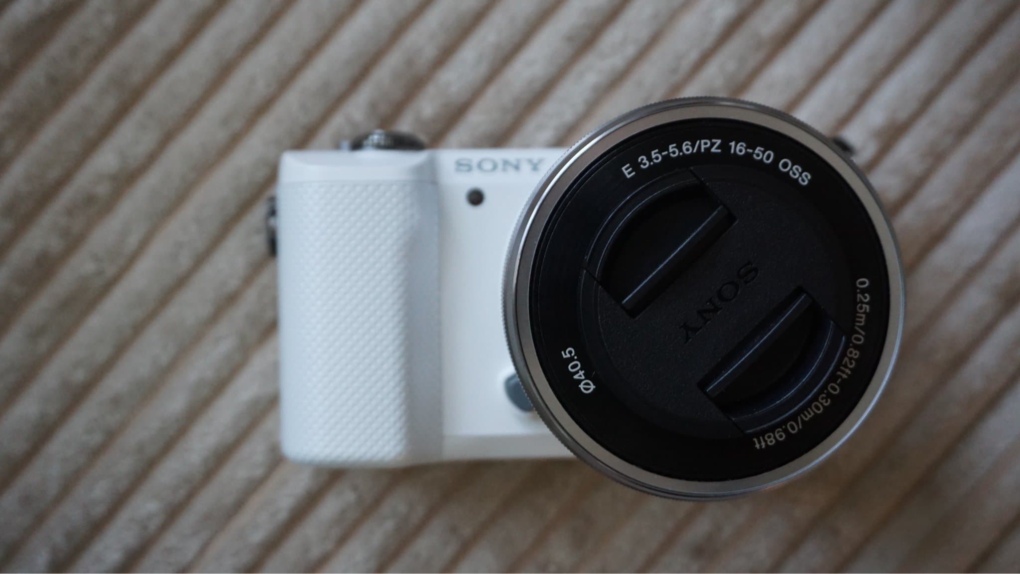 Sony A5000 med E 3.5-5.6/PZ 16-50 OSS objektiv