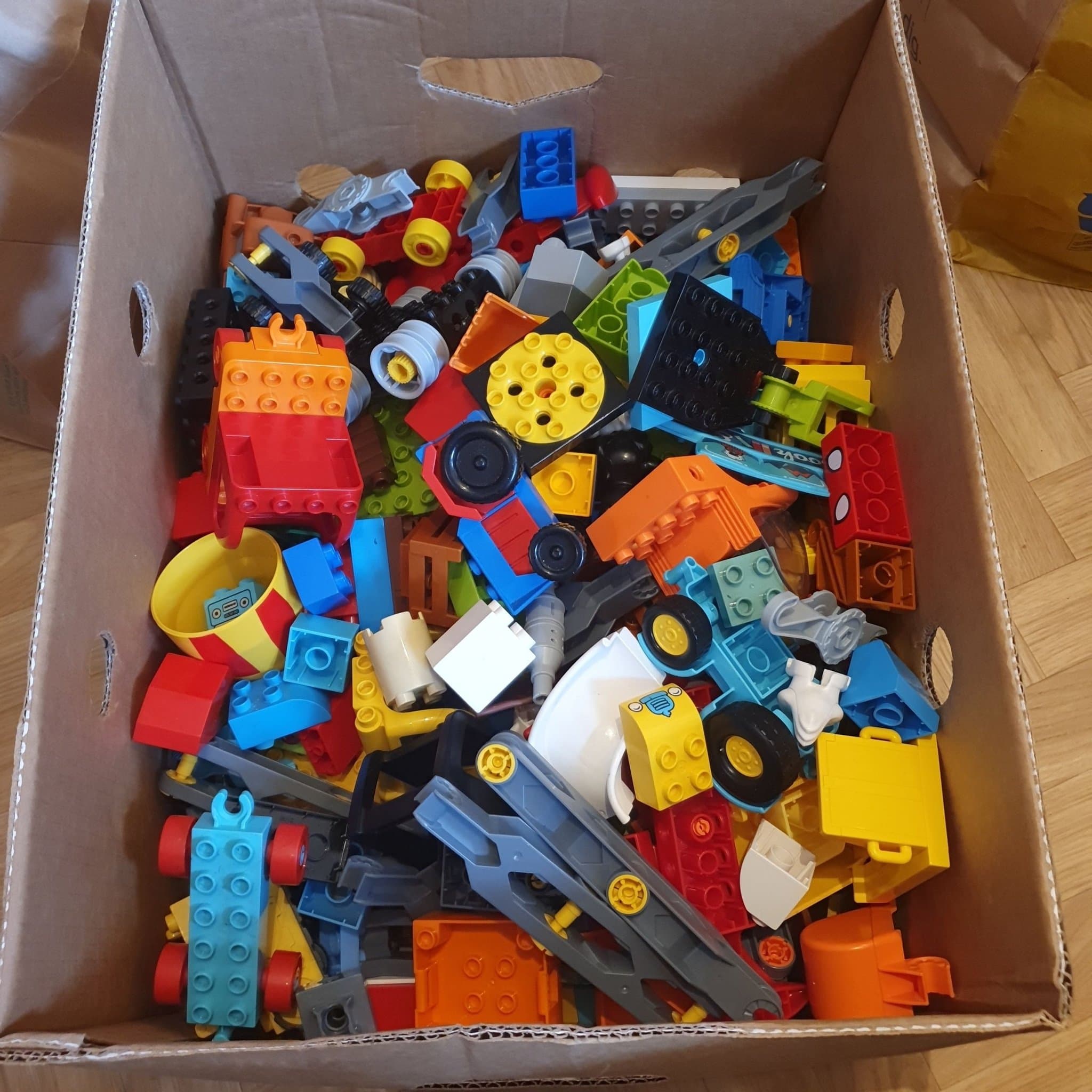 Stor låda med blandat LEGO Duplo