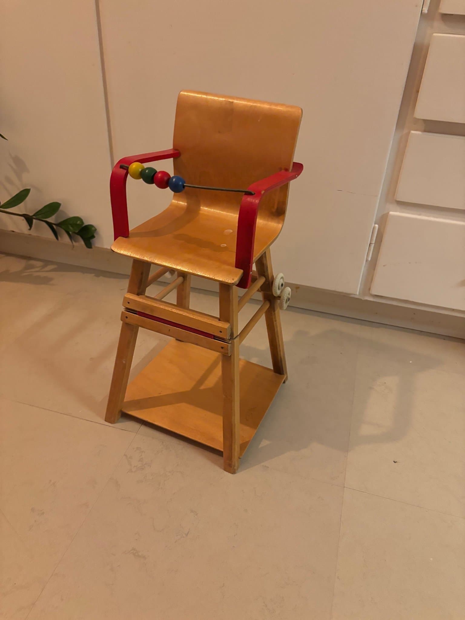Barnstol med lekbord. Dockbarnmatstol.