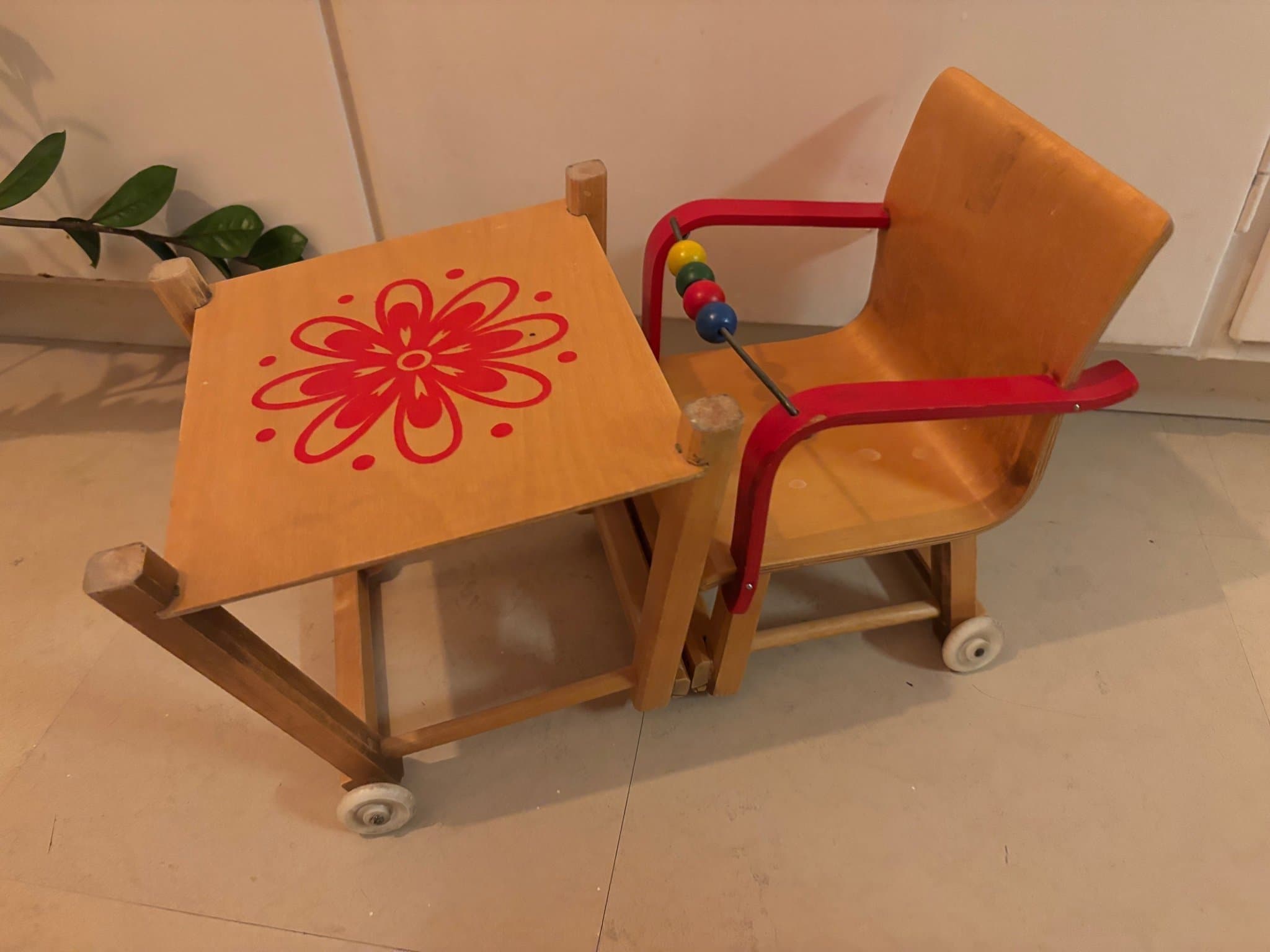 Barnstol med lekbord. Dockbarnmatstol.