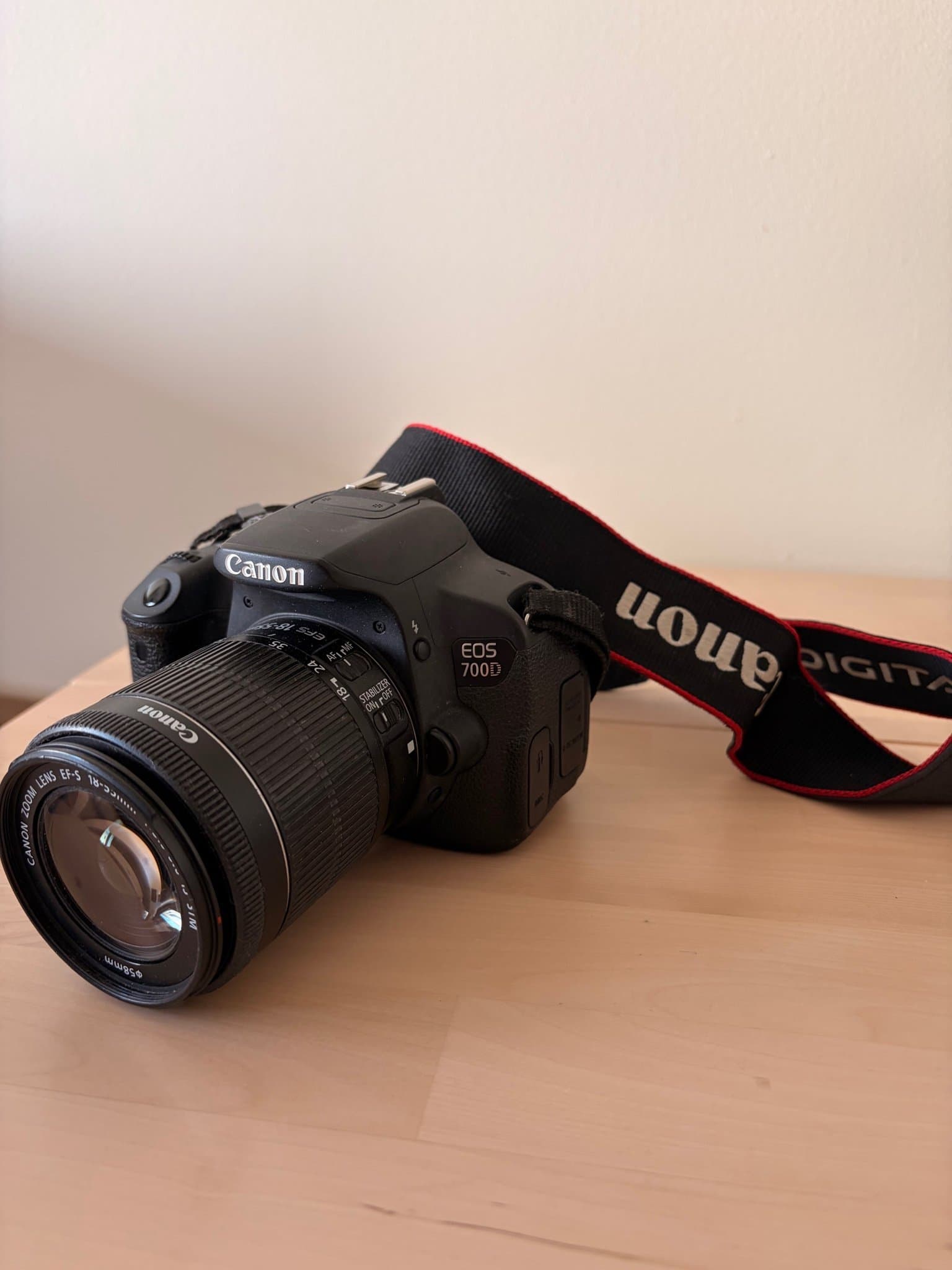 Canon EOS 700D systemkamera med objektiv
