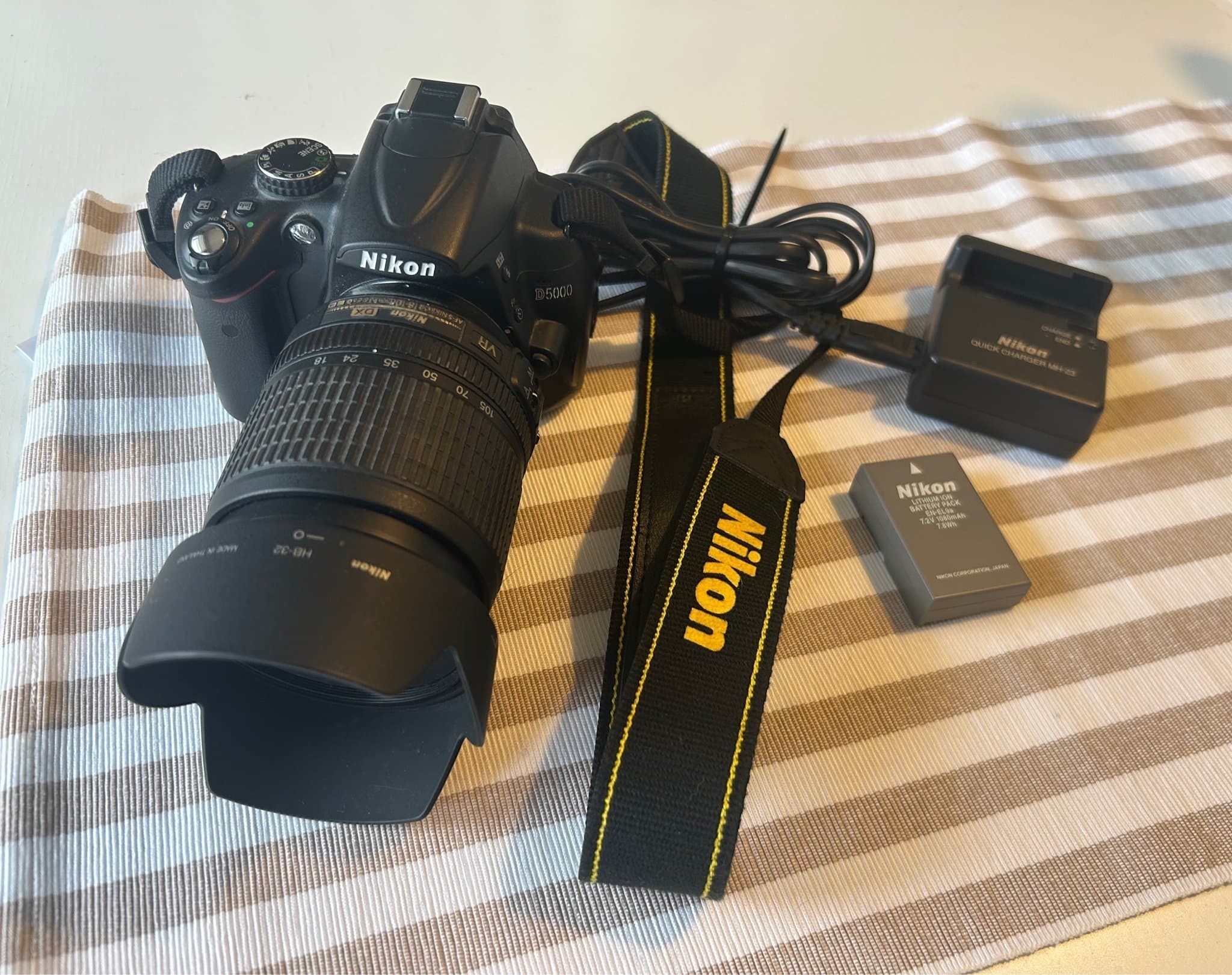 Systemkamera Nikon D5000, laddare, objektiv