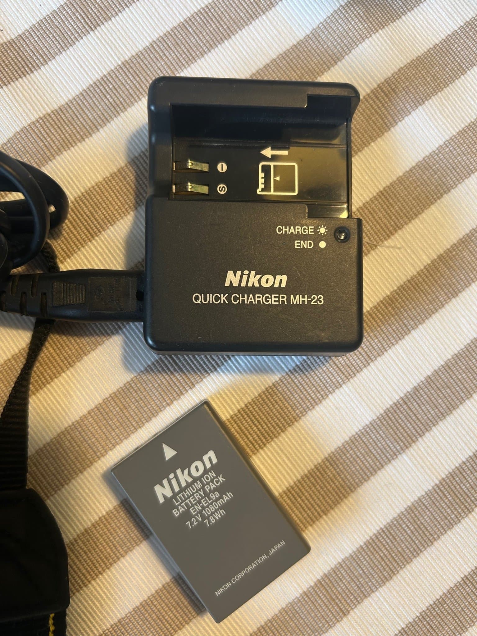 Systemkamera Nikon D5000, laddare, objektiv