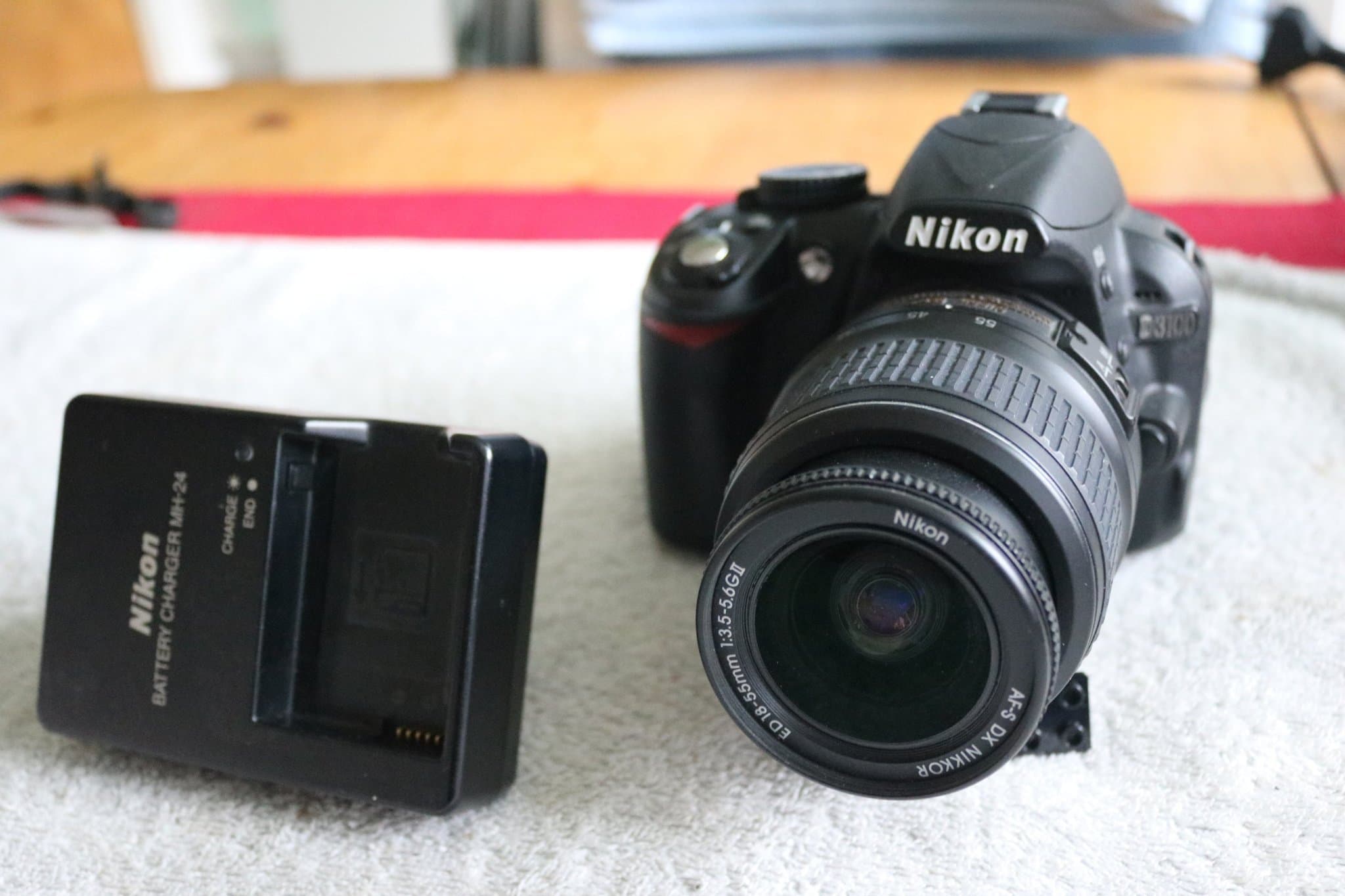 Nikon D3100 digital kamera med AF-S DX Nikkor 18-55mm objektiv- och väska