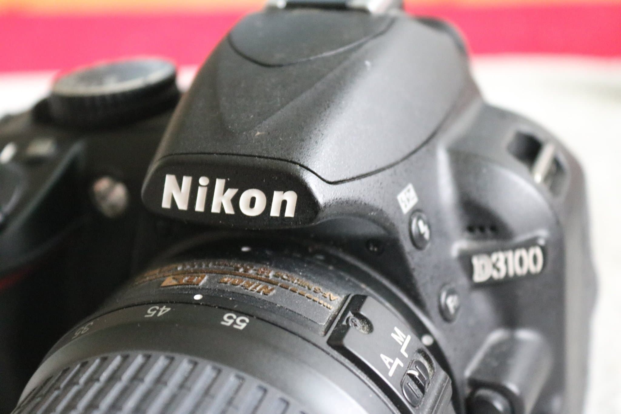 Nikon D3100 digital kamera med AF-S DX Nikkor 18-55mm objektiv- och väska