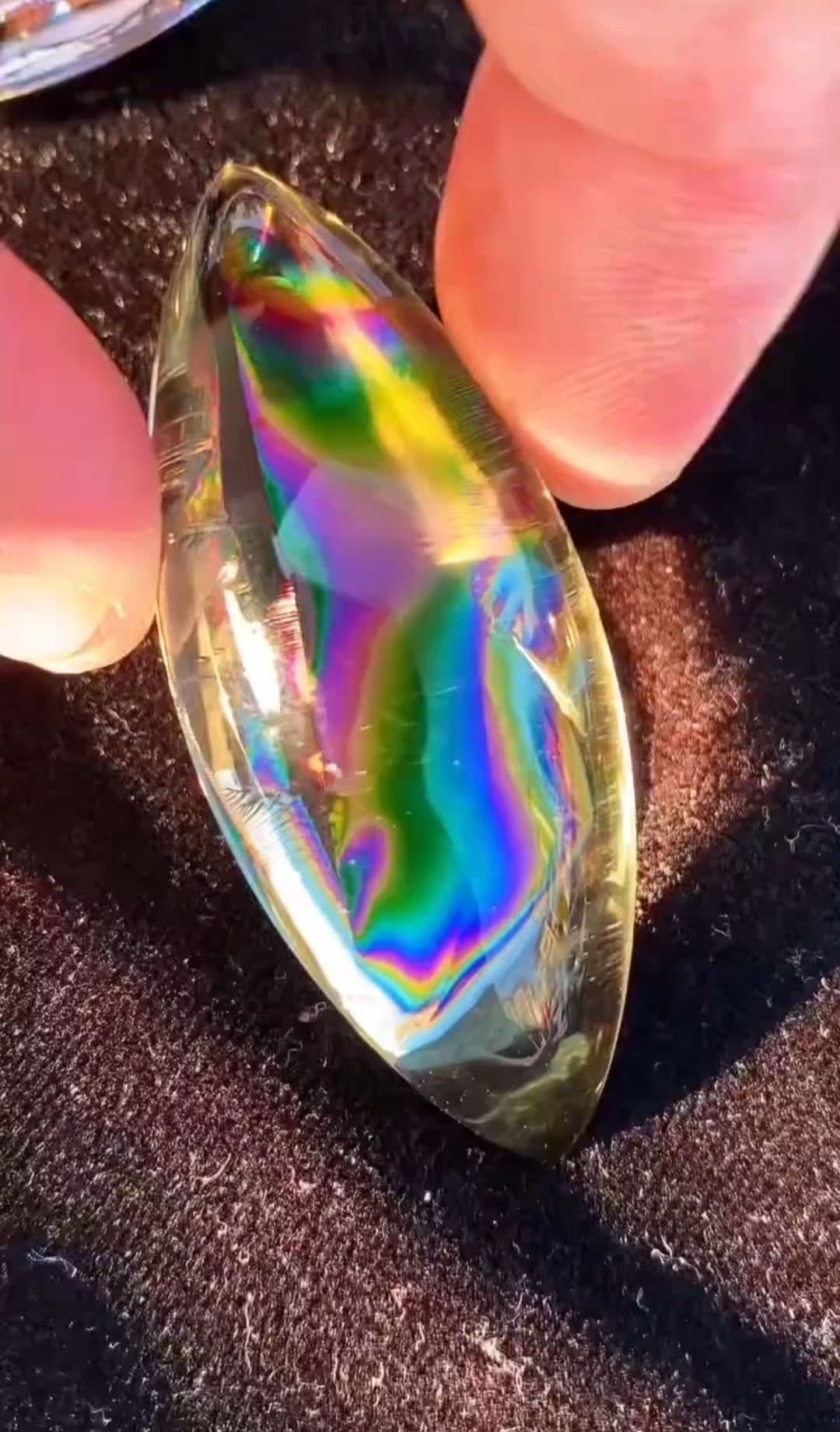 naturlig kristall med regnbåge