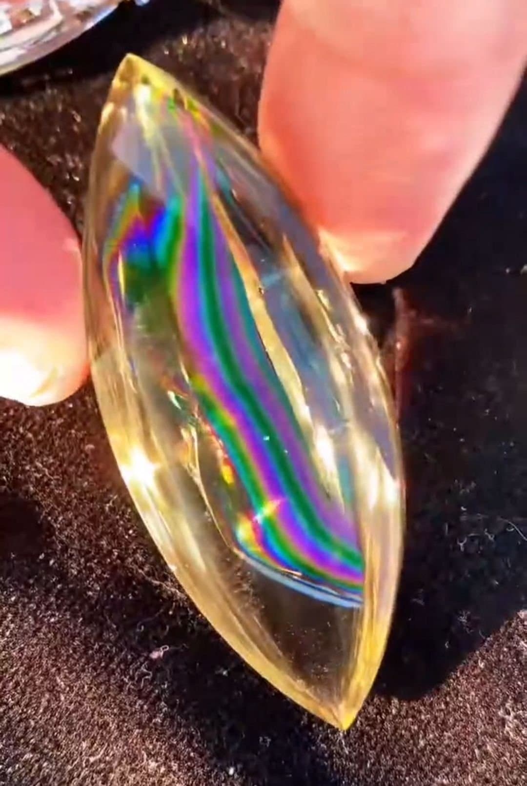 naturlig kristall med regnbåge