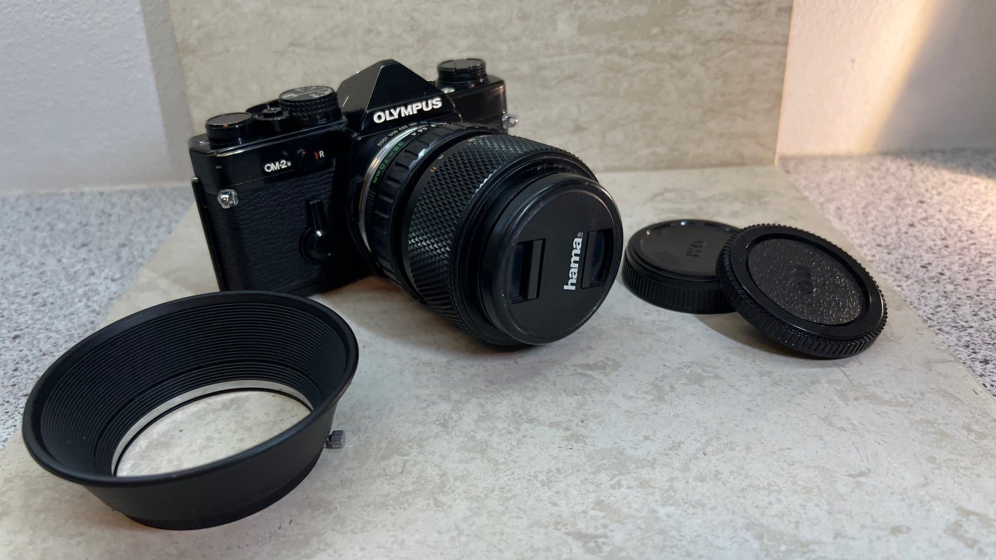 Olympus OM-2n MD med Zuiko Zoom 35~70mm 1:4 och databakstycke