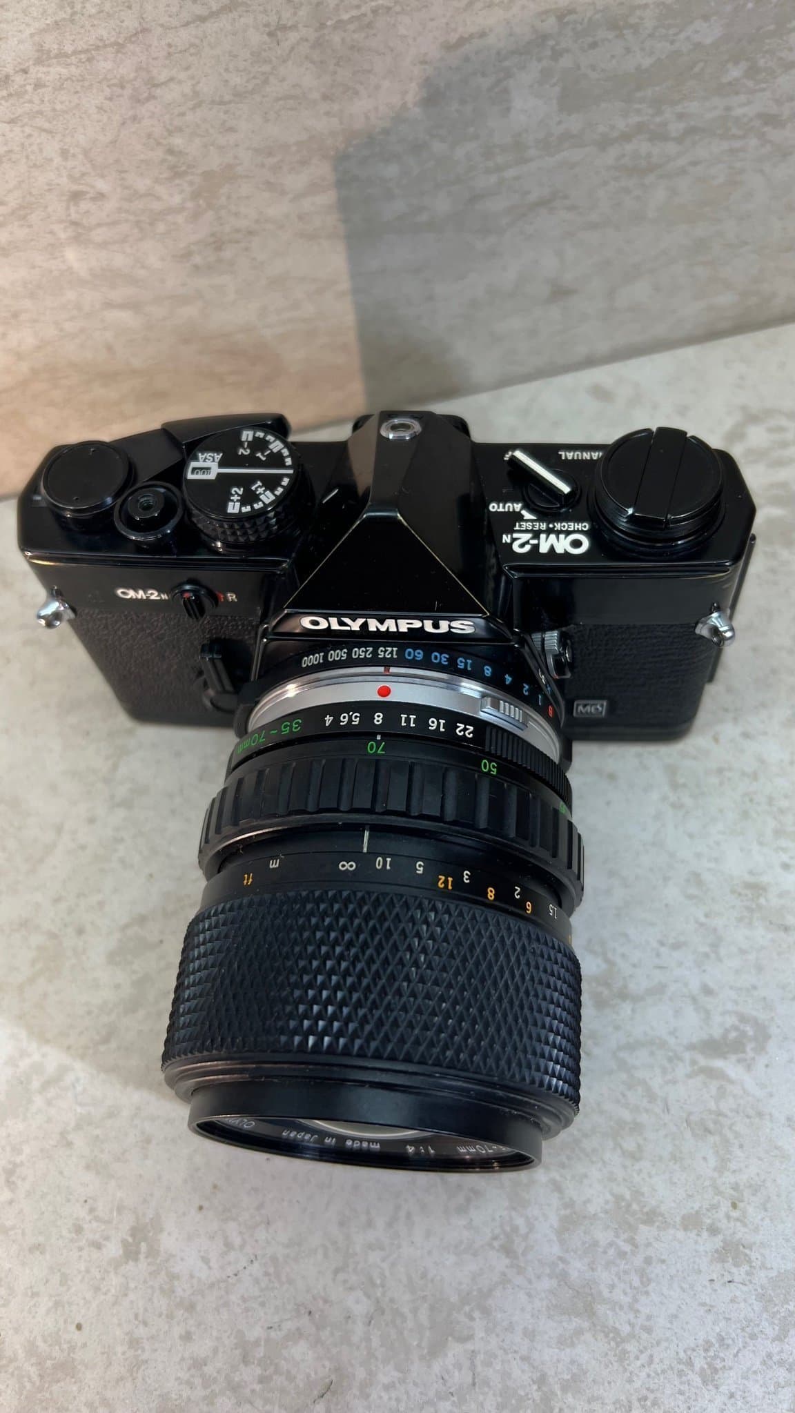 Olympus OM-2n MD med Zuiko Zoom 35~70mm 1:4 och databakstycke
