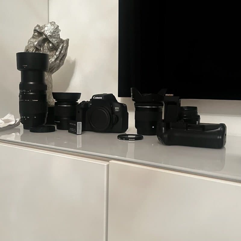 Canon EOS 750D med fyra objektiv och batterigrepp