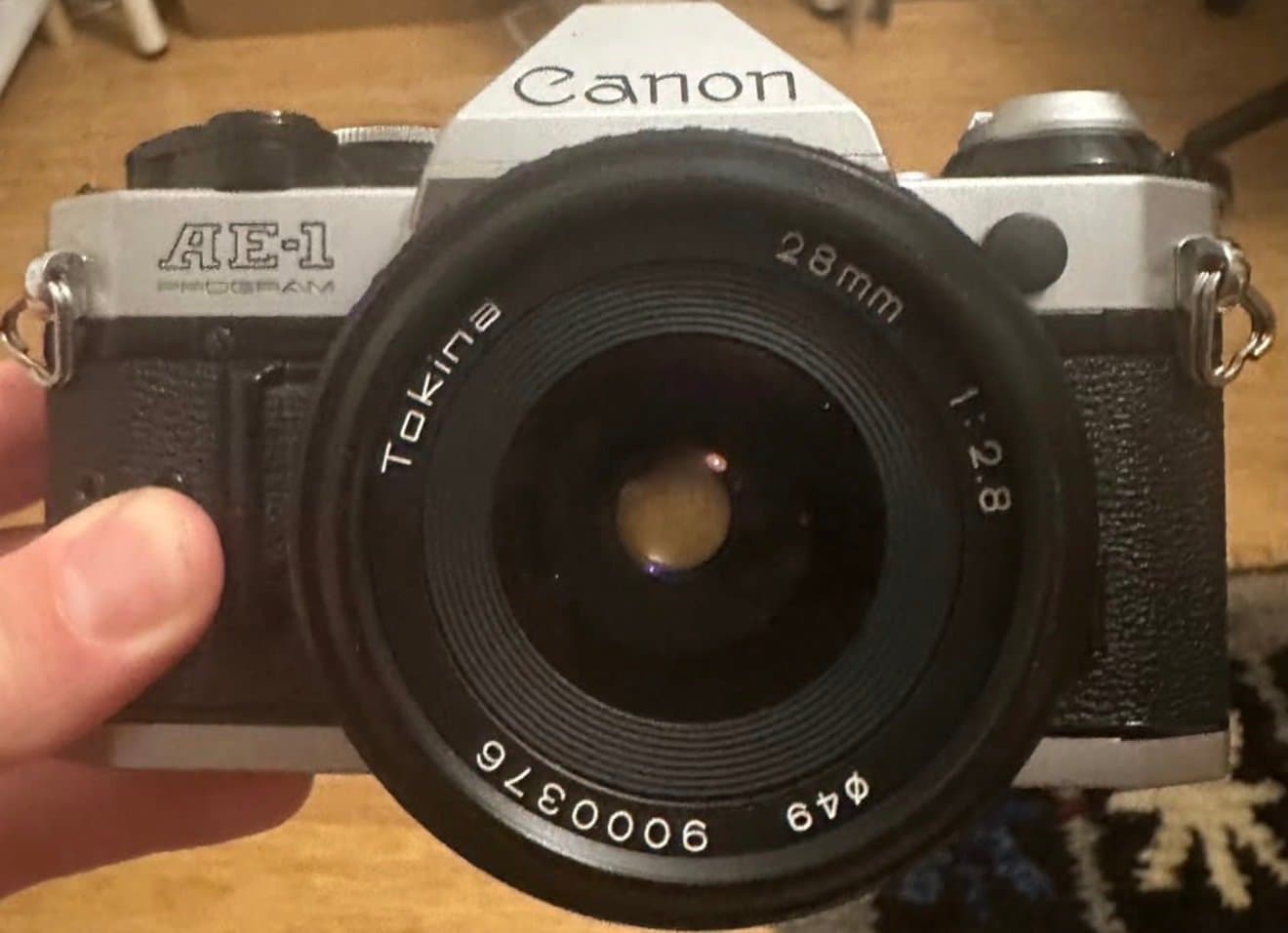 Canon AE-1 Program analog kamera med Tokina 28mm 1:2.8 objektiv