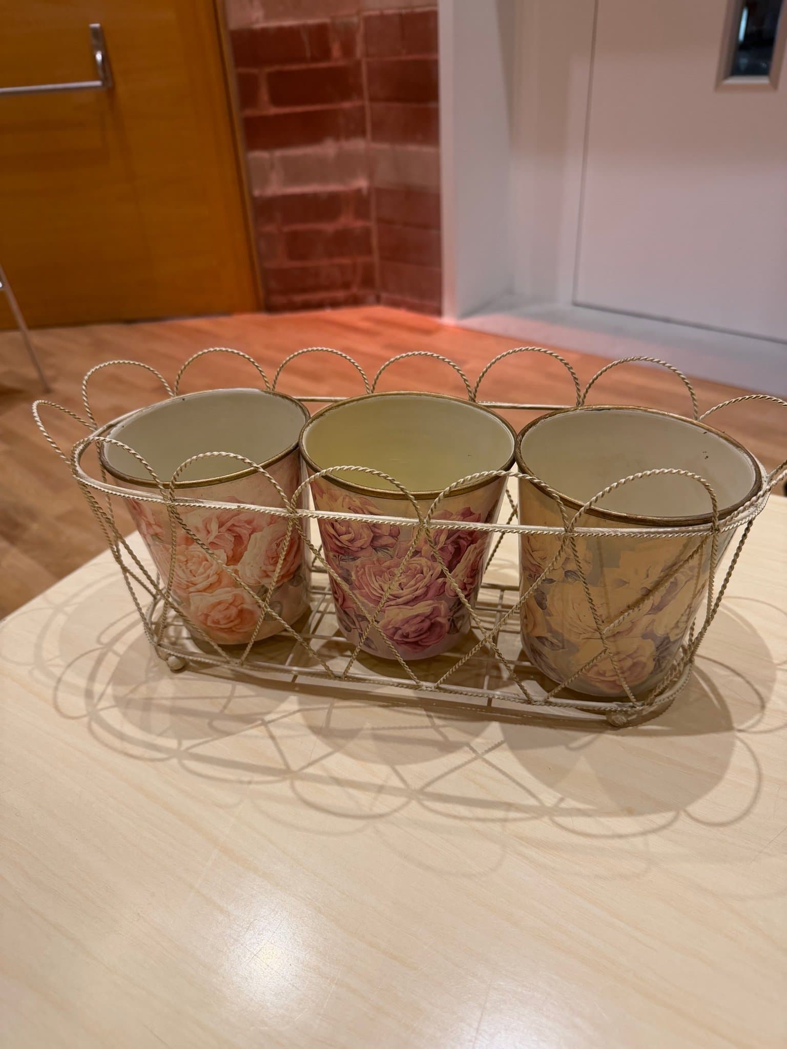 Blomkrukor med ställ för konstväxter