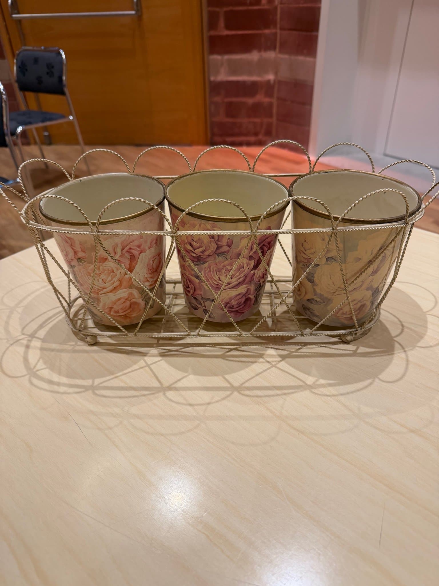 Blomkrukor med ställ för konstväxter