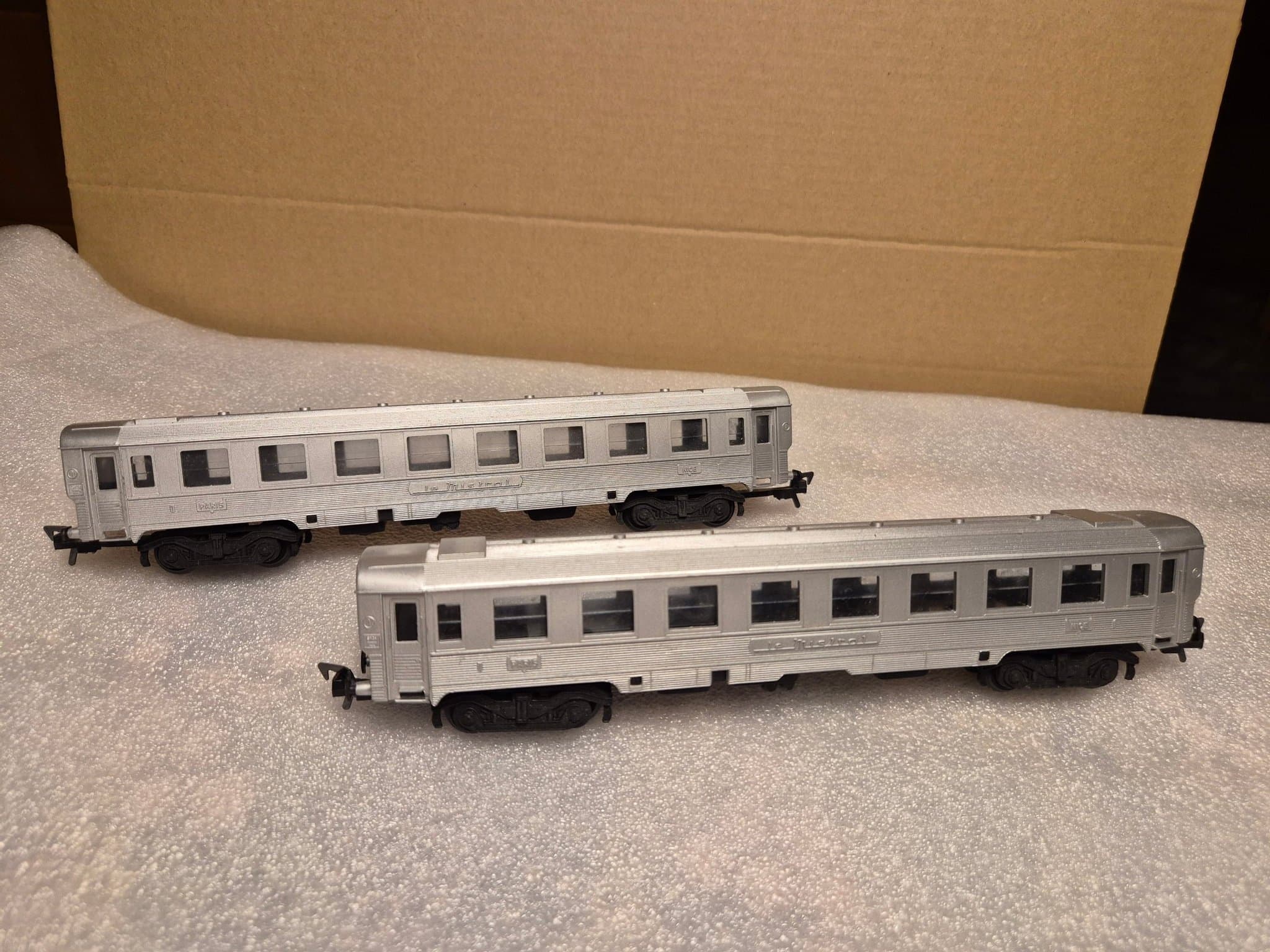 Två Le Mistral vagnar Lima