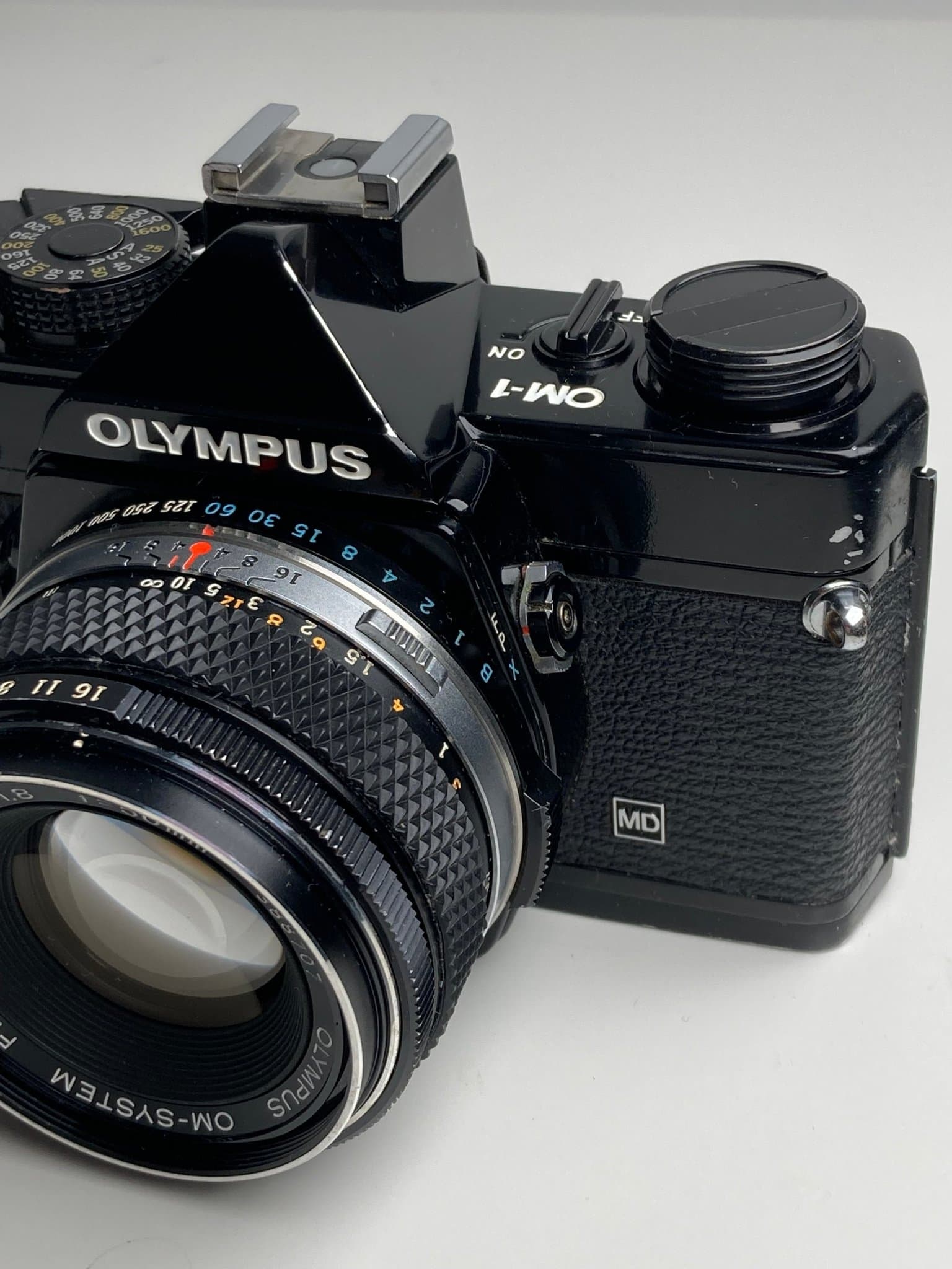 Olympus OM-1 MD kamera med Zuiko Auto-S 50mm f1.8 objektiv