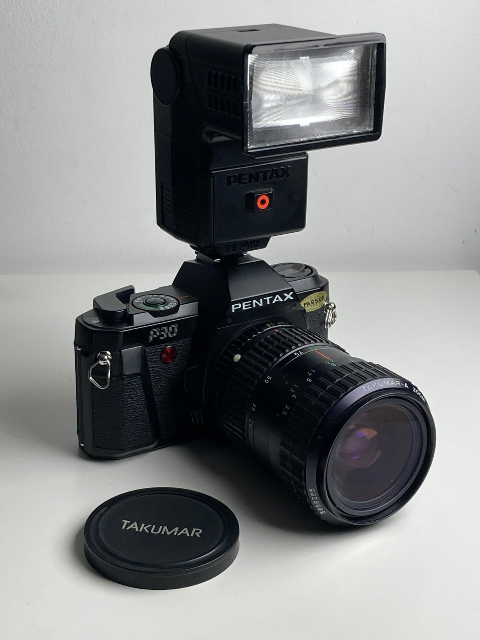 Pentax P30 kamera med Takumar-A Zoom 28-80mm f3.5-4.5 objektiv och AF240Z blixt