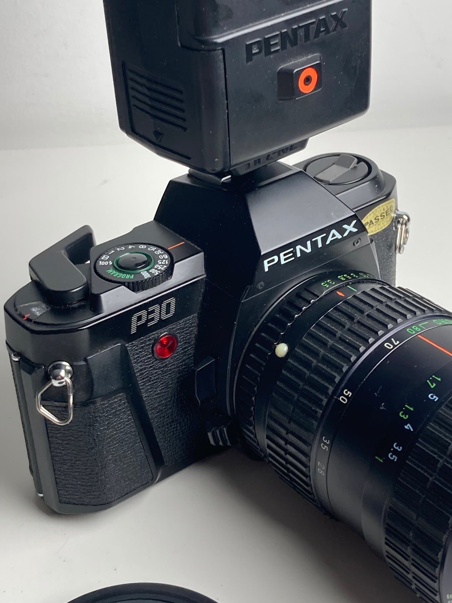 Pentax P30 kamera med Takumar-A Zoom 28-80mm f3.5-4.5 objektiv och AF240Z blixt