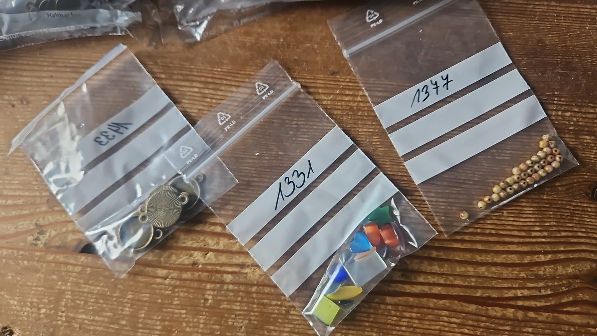 Smyckestillbehör Nr. 8 – Stor mix med glaspärlor & fattningar – ca 5,4 kg mix