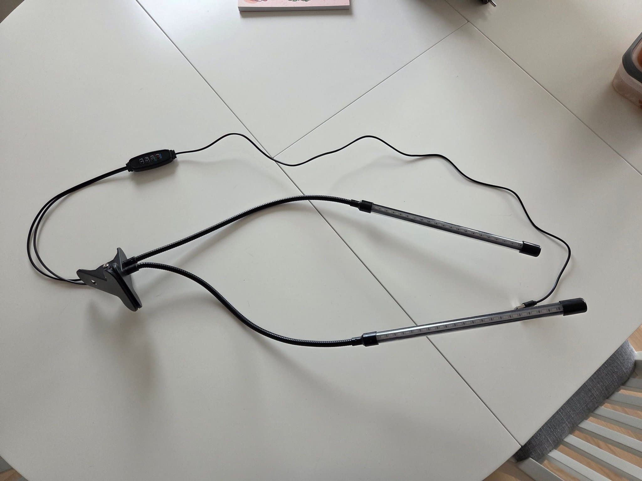 2-i-1 LED-växtbelysning med klämma och timerfunktion (chili-odling)