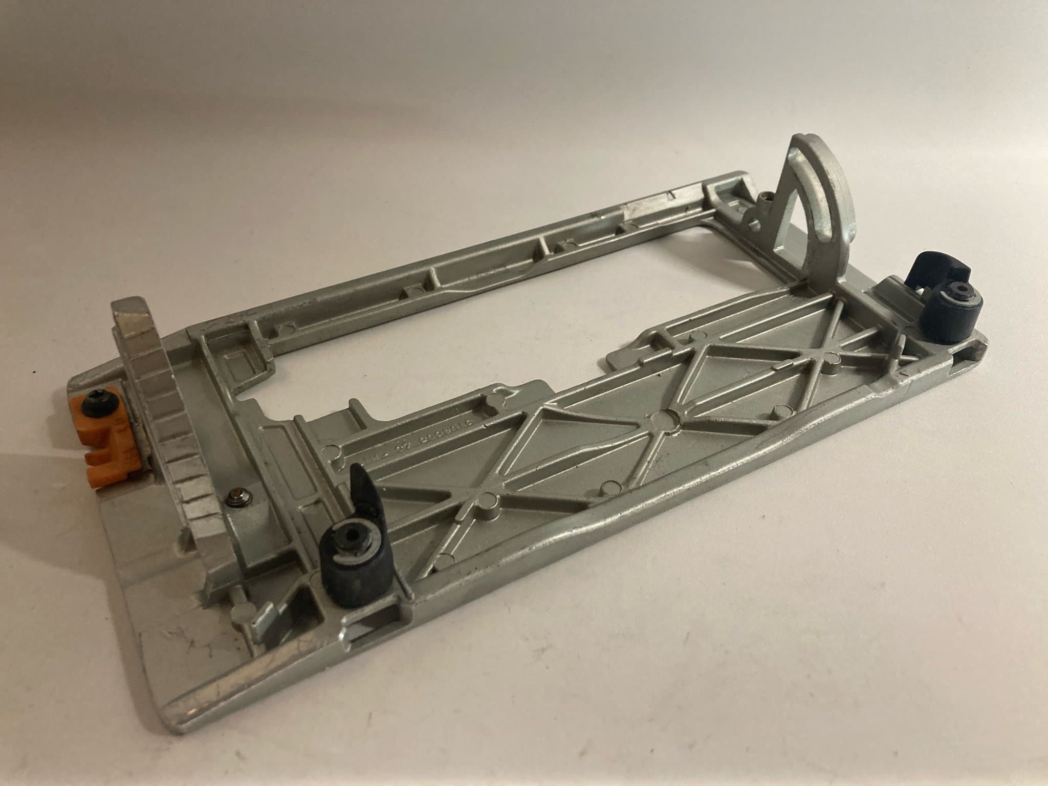 Makita DHS630 18V bottenplatta/basplatta – original reservdel