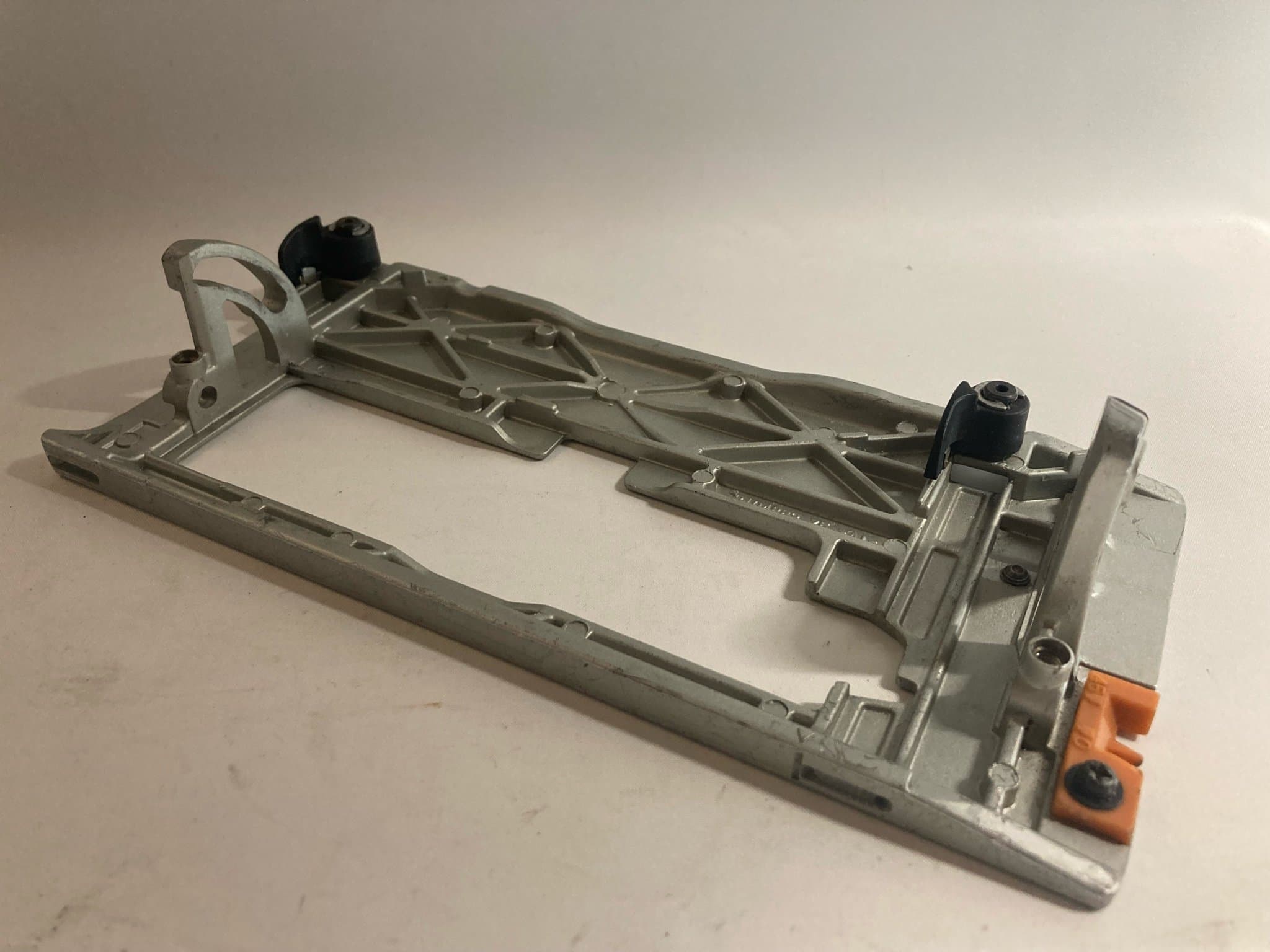 Makita DHS630 18V bottenplatta/basplatta – original reservdel