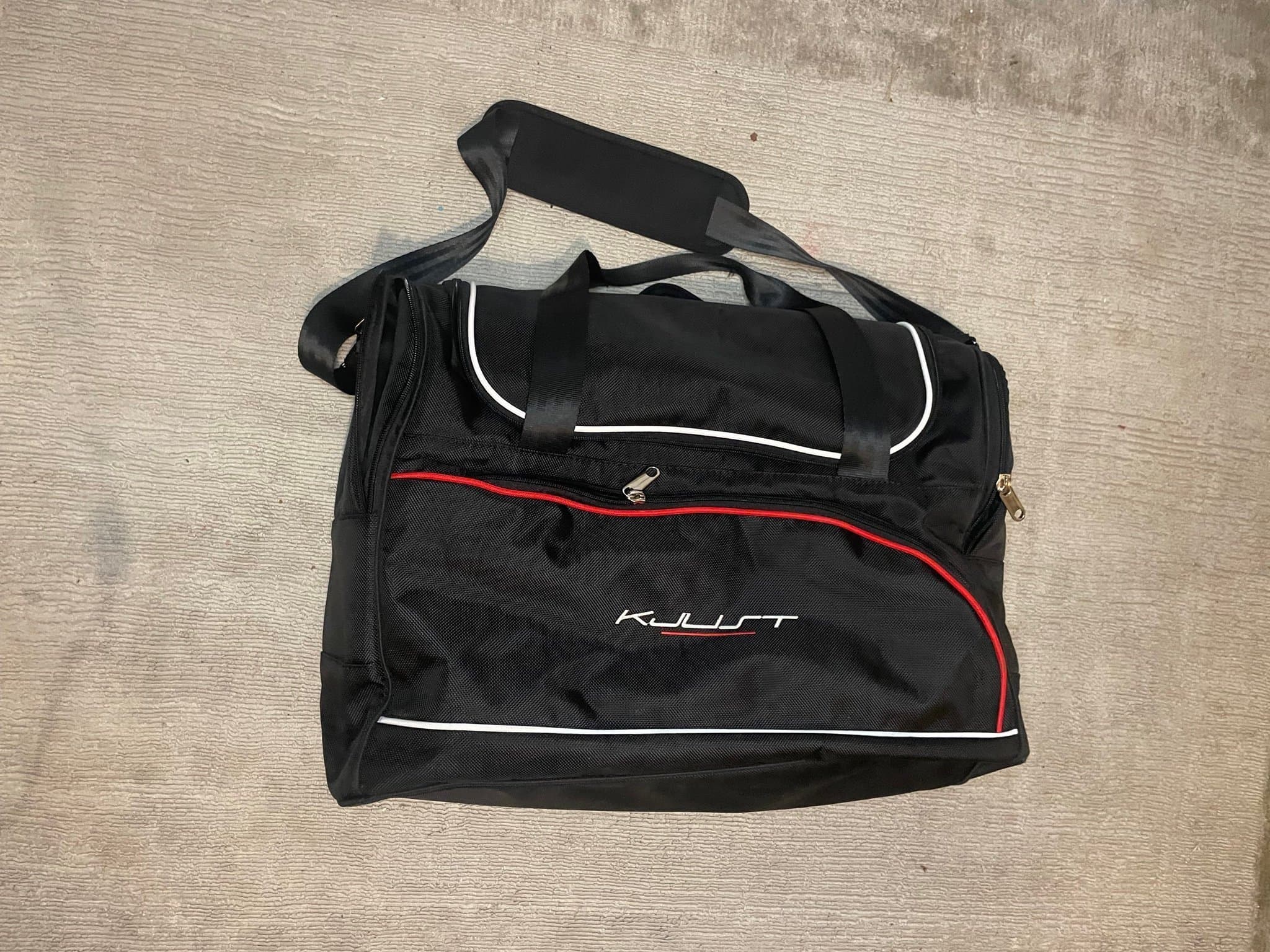 Kjust resväska/träningväska med skopåse.