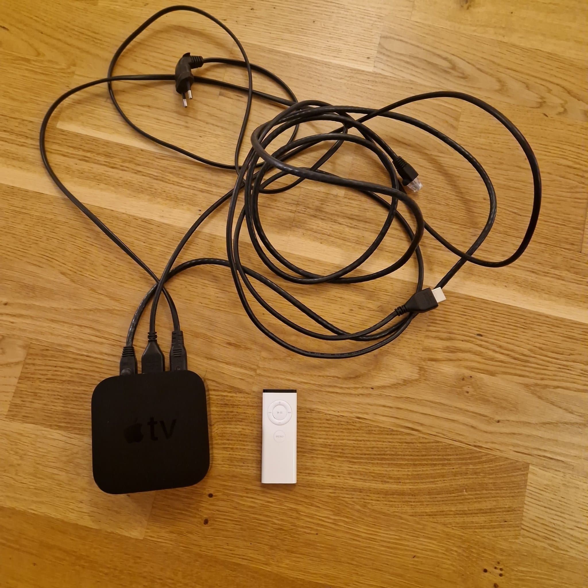 Apple TV med fjärrkontroll och alla kablar