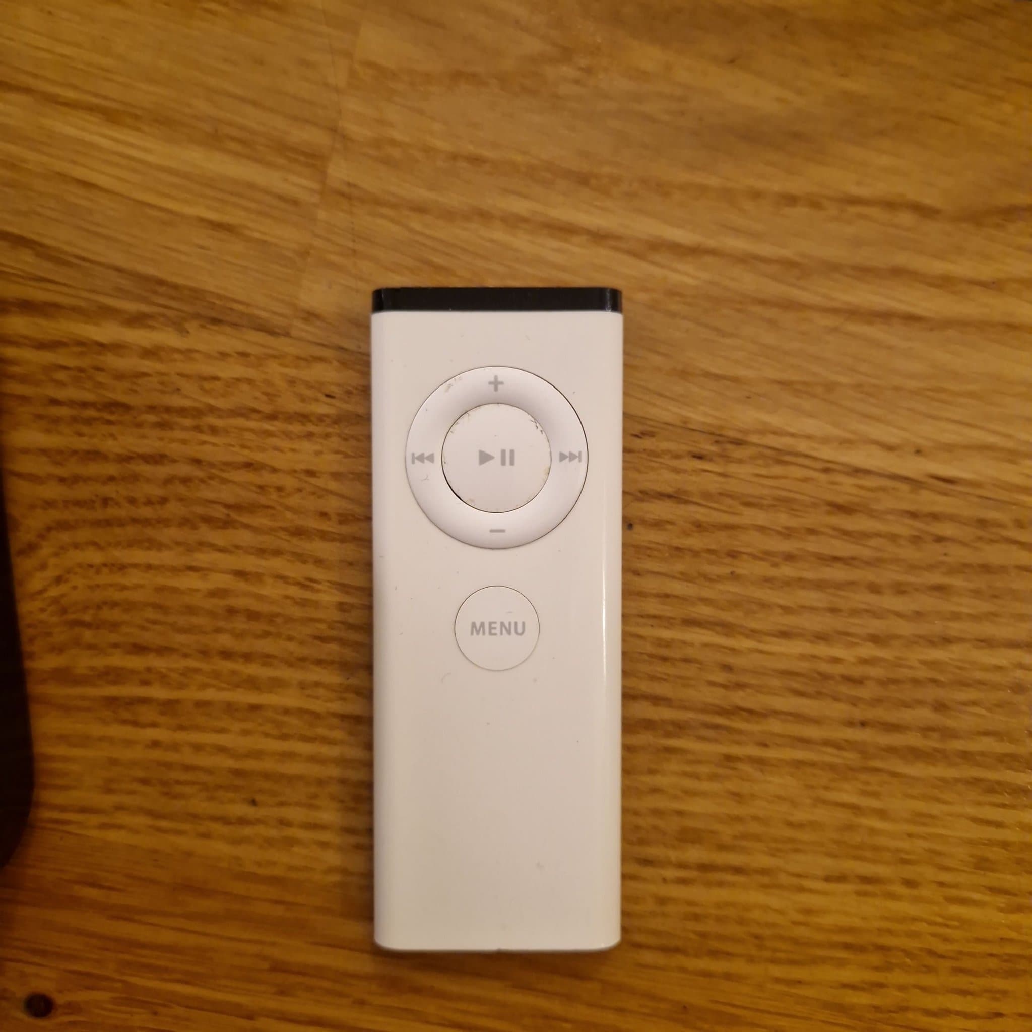 Apple TV med fjärrkontroll och alla kablar