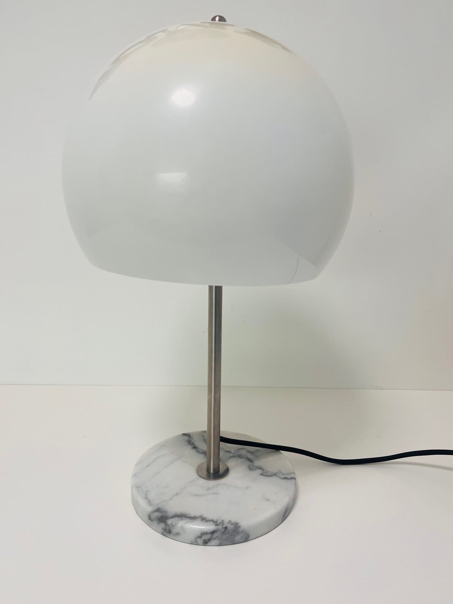 BORDSLAMPA - MALMBERGS, med marmorfot och vit plastkupa.