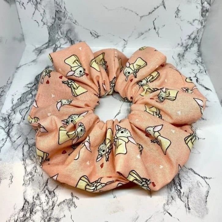 Baby Yoda hjärtmönstrad överdimensionerad scrunchie snodd Enchanted Scrunch NY