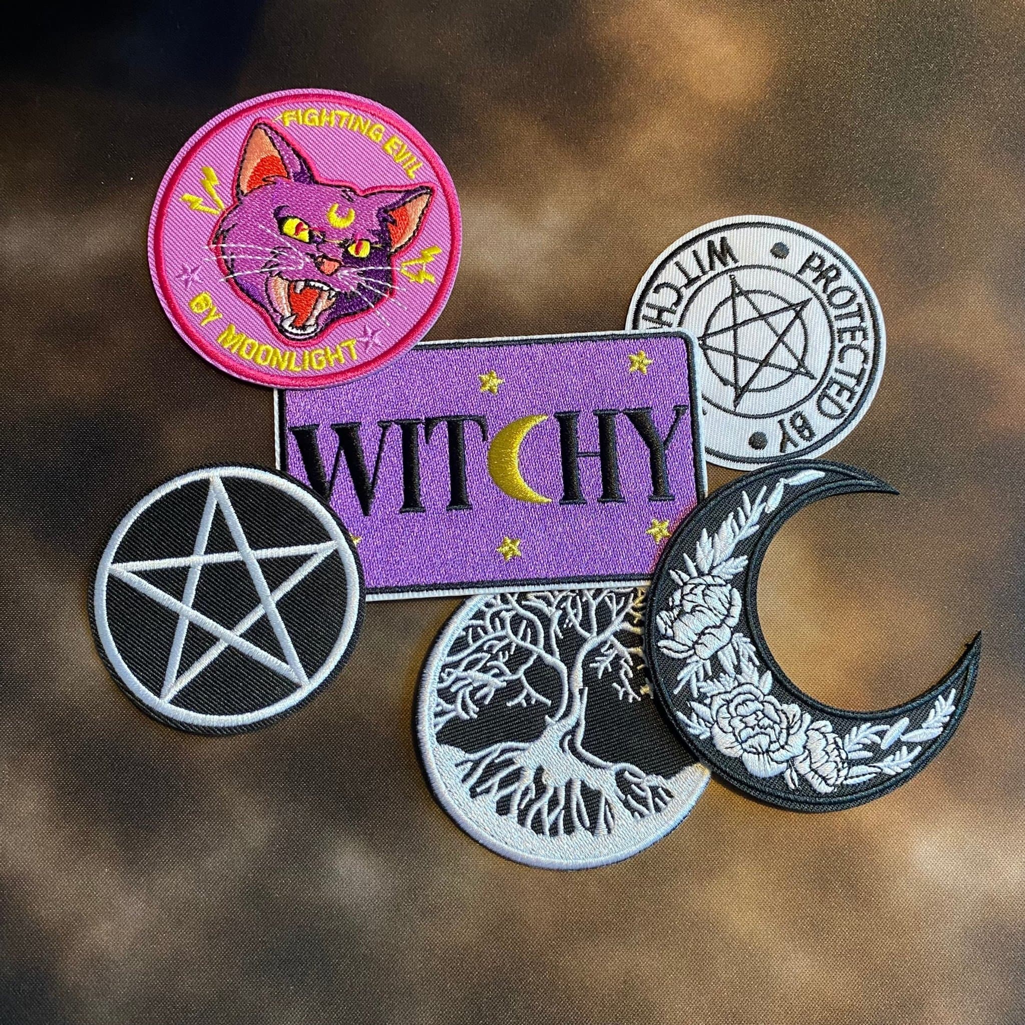 Set om 6 Broderade tygmärken - Witchy | Månkatt | Pentagram | Livets Träd | Måne