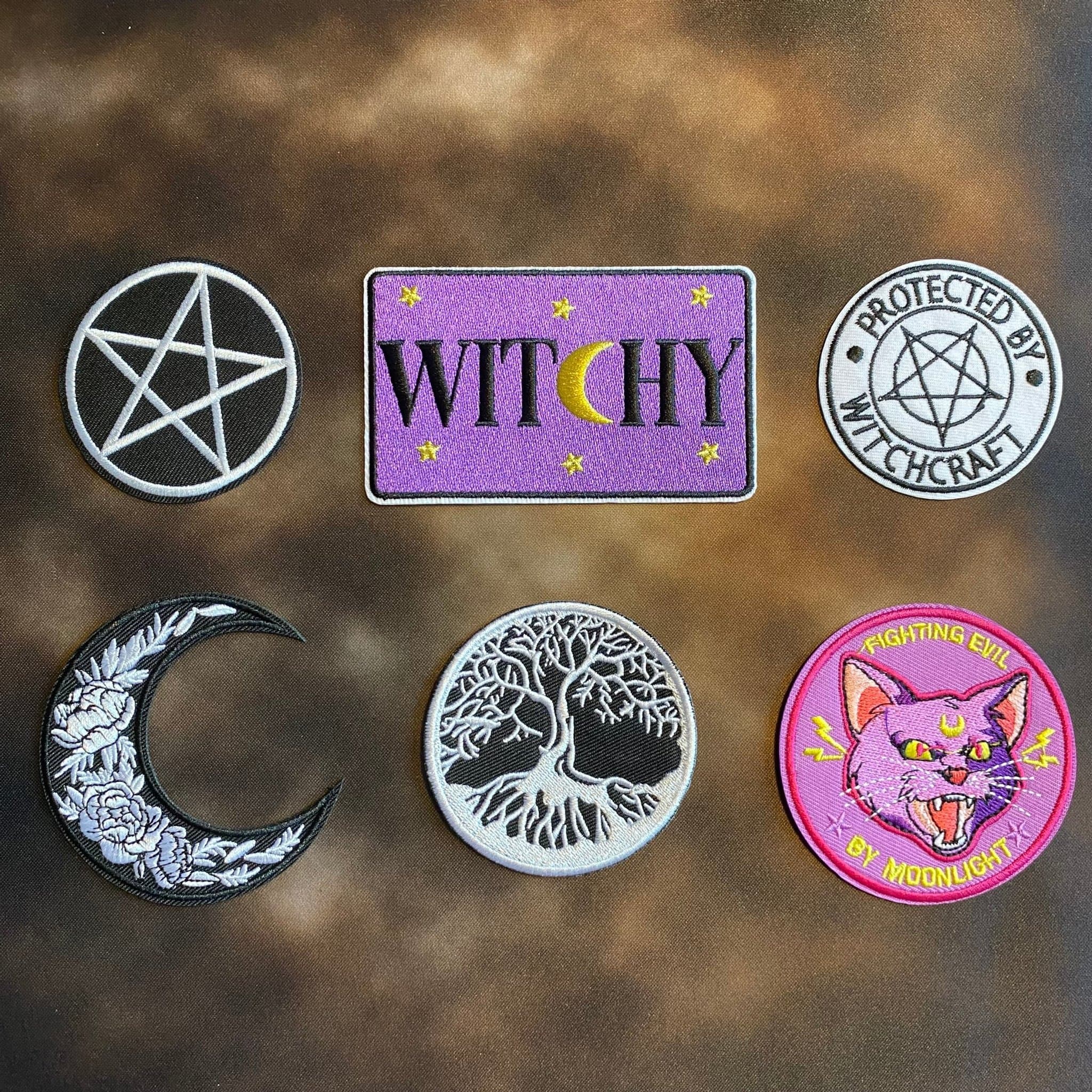 Set om 6 Broderade tygmärken - Witchy | Månkatt | Pentagram | Livets Träd | Måne