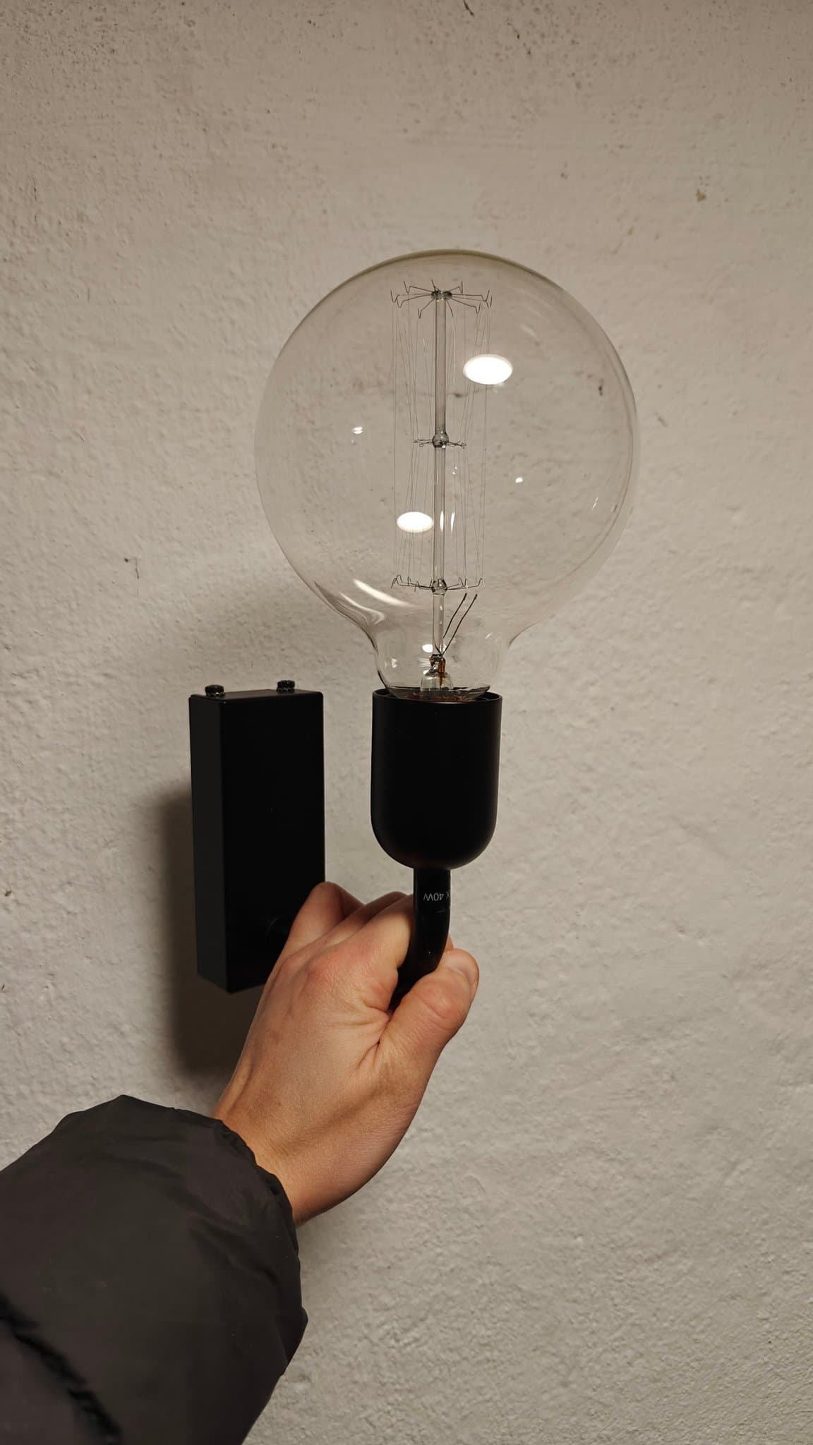 Vägglampa med glödlampa