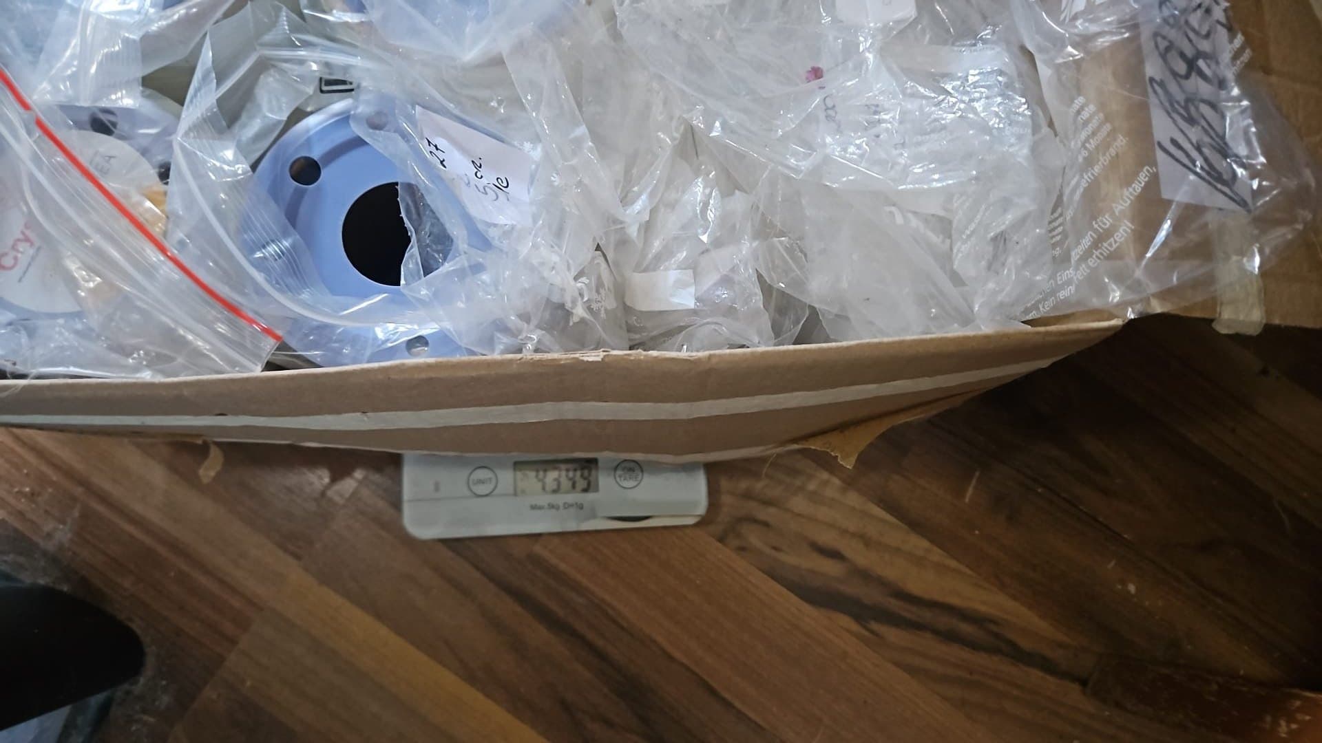 Titel: Stor fyndlåda nr 11 – Smyckestillbehör 4,3 kg – Pärlor, Berlocker & Nylon