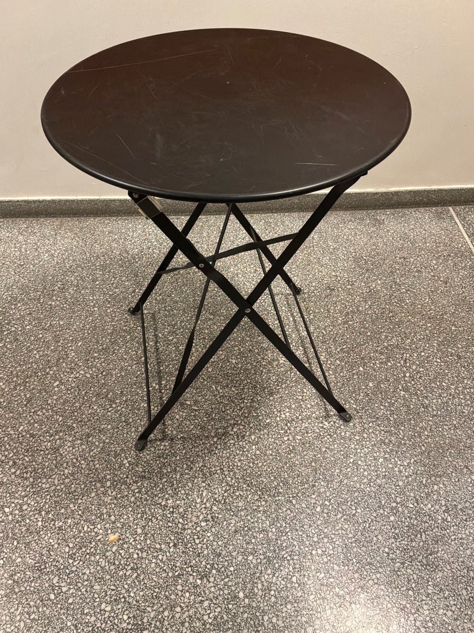 Svart hopfällbart bord i metall 71 cm , 60 cm bred