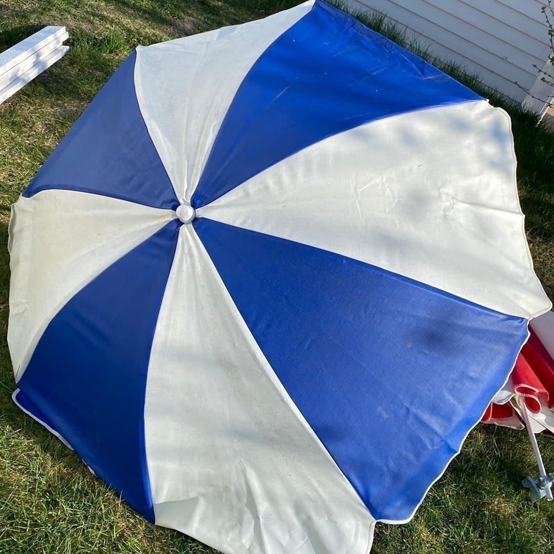 Parasoll. Retro. Blått Vitt. Ca 125 cm/diam. Vintage.