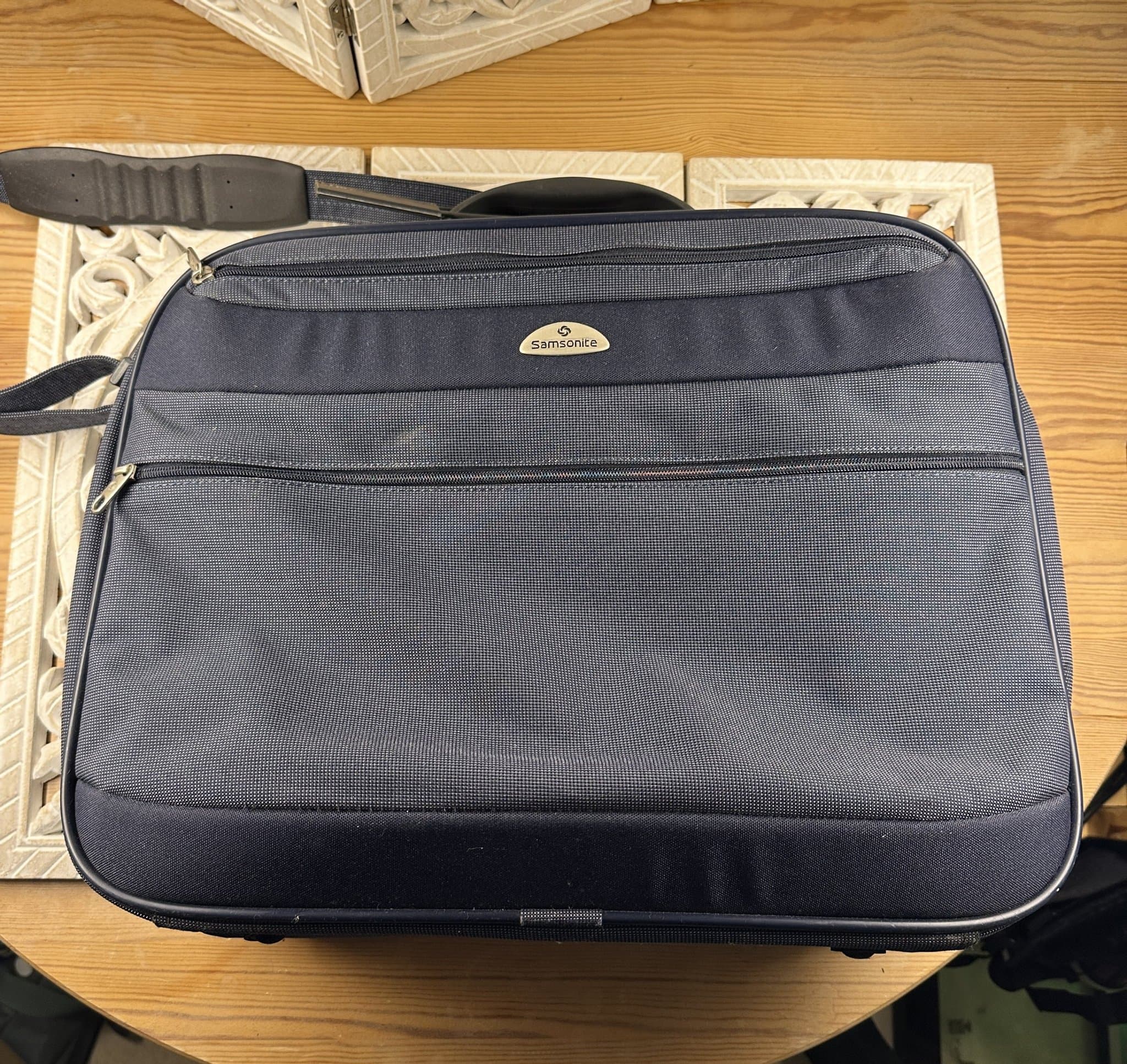 Samsonite Resväska M – Mörkblå Tygväska med Axelrem och Nycklar