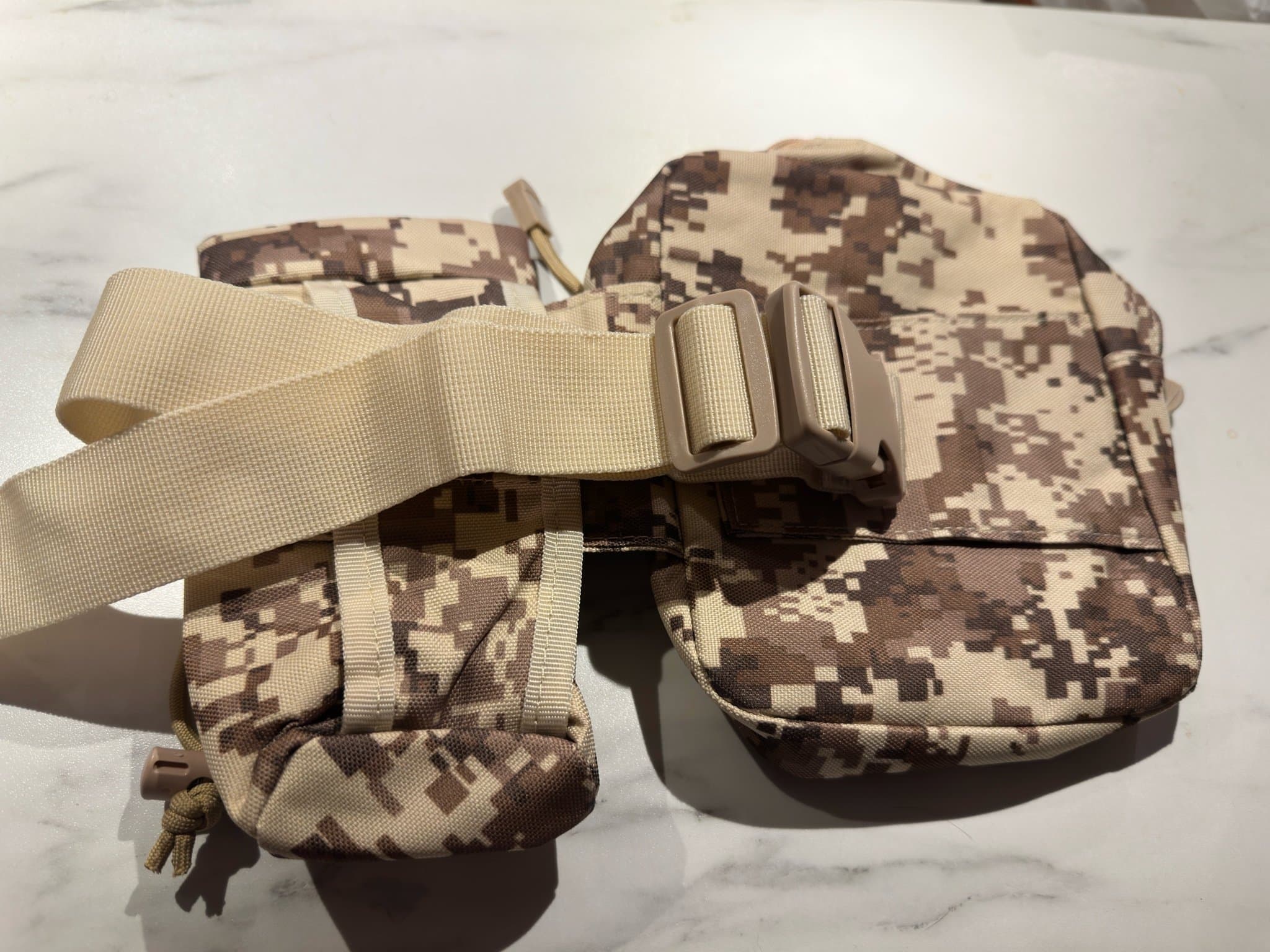 Kampväska med flera fack i kamouflage