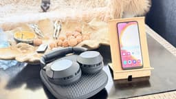 Samsung Galaxy A04e och Philips hörlurar