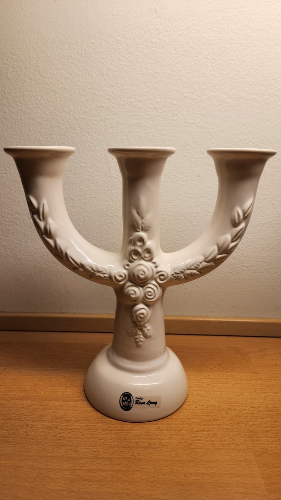 Rosa Ljung ljusstake i keramik – höjd 21 cm – vit med rosdekor